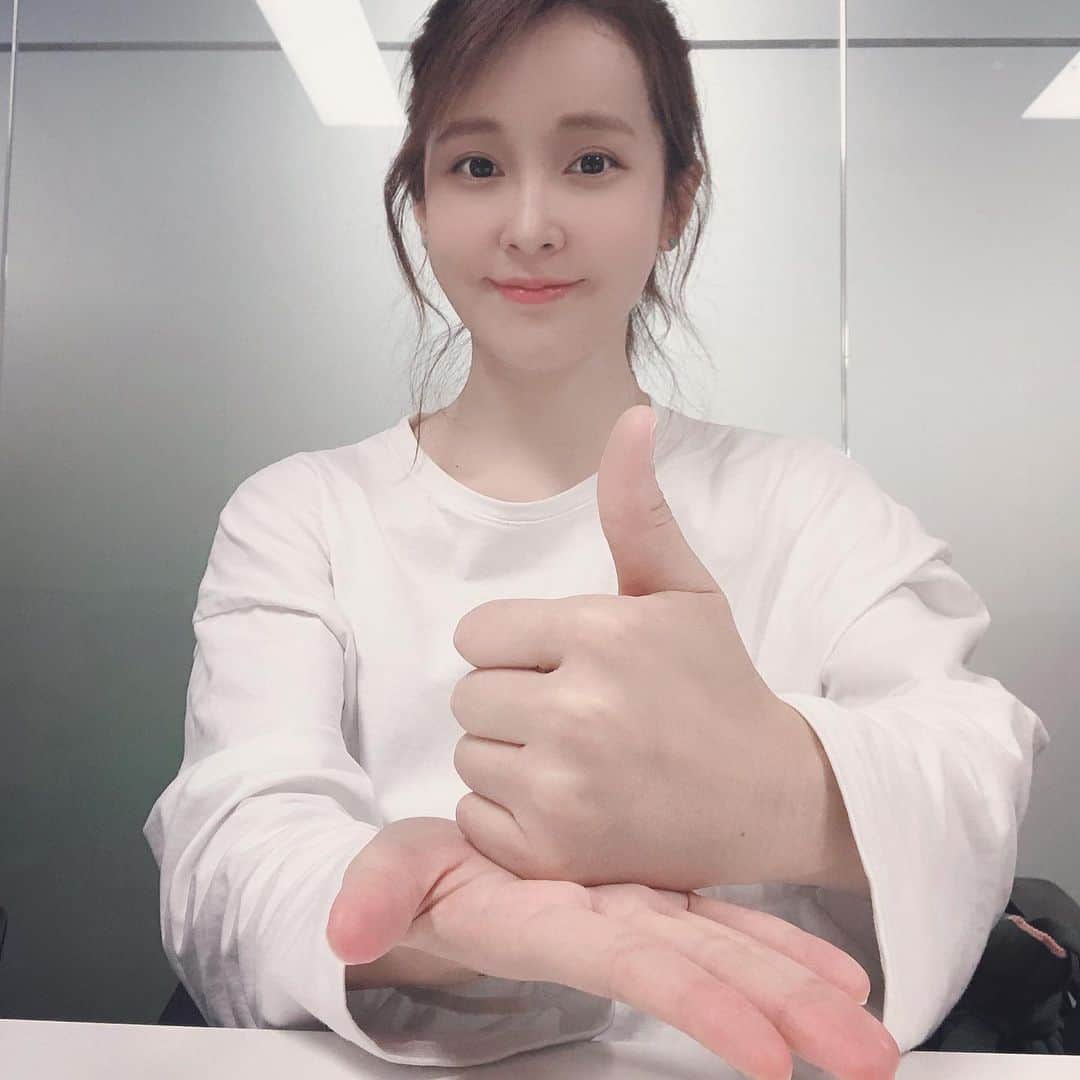 チョ・アンのインスタグラム：「감사하게도 최수종 선배님 @charitysj 의 지목을 받고 뜻깊은 #덕분에챌린지 에 함께하게 되었습니다 . . 하루만 마스크를 써도 귀에 통증을 느낍니다.. 언론을 통해 의료진분들의 살 깊숙이 패인 마스크 자국을 볼 수 있었습니다. 현장의 치열함과 고통은 제가 감히 상상할 수 없을 것입니다.ㅠㅠ 죄송하고 감사합니다..이 마음 잊지 않겠습니다. ㅠㅠ  계속 응원을 이어가 주실 분들은 얼굴도 마음도 예쁜 두 분인 배우 조은숙 언니 @actress.choeunsook 와  배우 손지현 동생 @jihyunilovee 입니다 감사합니다 #덕분에챌린지 #덕분에캠페인 #의료진덕분에」