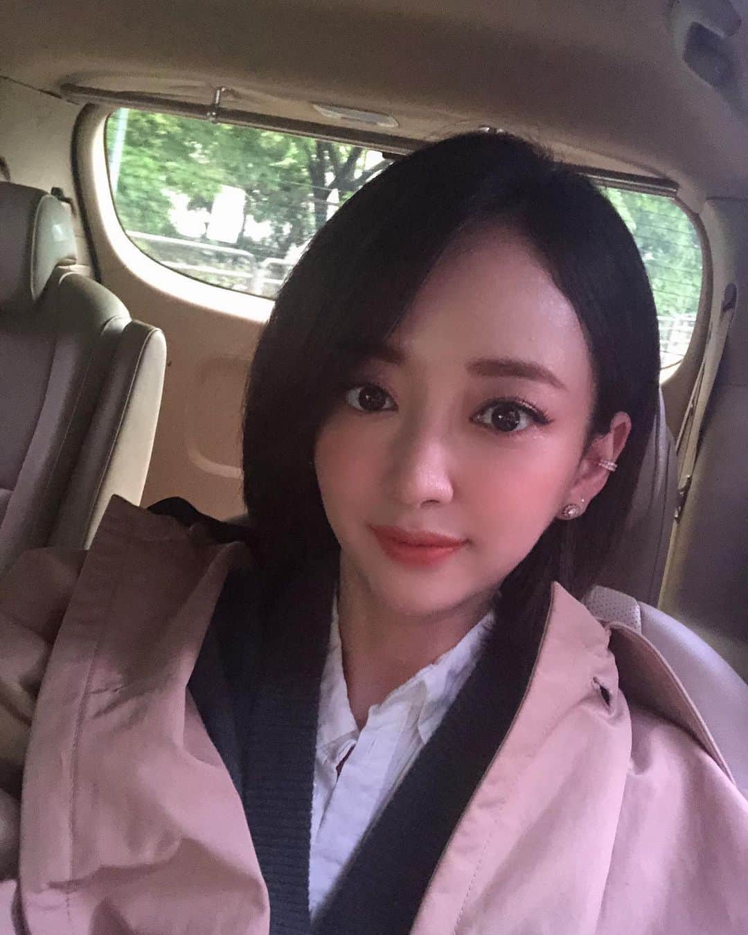 イ・セウンのインスタグラム：「_ 우리 언니랑 오빠의 손길은 변신이 아니라 요술 수준 🙈 #단발 에 점점 익숙해지는 중 😚 _ _  메이크업 @soonsoo_sookyung  헤어 @soonsoo1234」