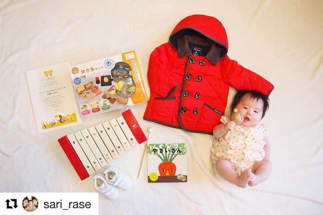 TAPPETのインスタグラム：「かわいいお写真ありがとうございます♡ 笑顔溢れる日々をおくられますように☺️ . #Repost @sari_rase with @get_repost ・・・ 神戸市から『こべっこ ウェルカムプレゼント』をいただきました♡. . そよちゃまは3人目なので、なんと3万円分もの神戸にゆかりのある商品を！ありがだすぎるー(//∇//). . くまさんのラトル、そよちゃま早速お気に入りです♡. @tappet さんのコートもめっちゃ可愛い♡入荷待ってよかった(๑˃̵ᴗ˂̵). 焼き魚セットはお姉ちゃまズが「こんなの欲しかってーん♡」と選んだやつ。. あとは木琴とシューズと絵本♡. . ぴったり3万円分選ばせていただきました(*^▽^*). ありがたく使わせていただきます♡」