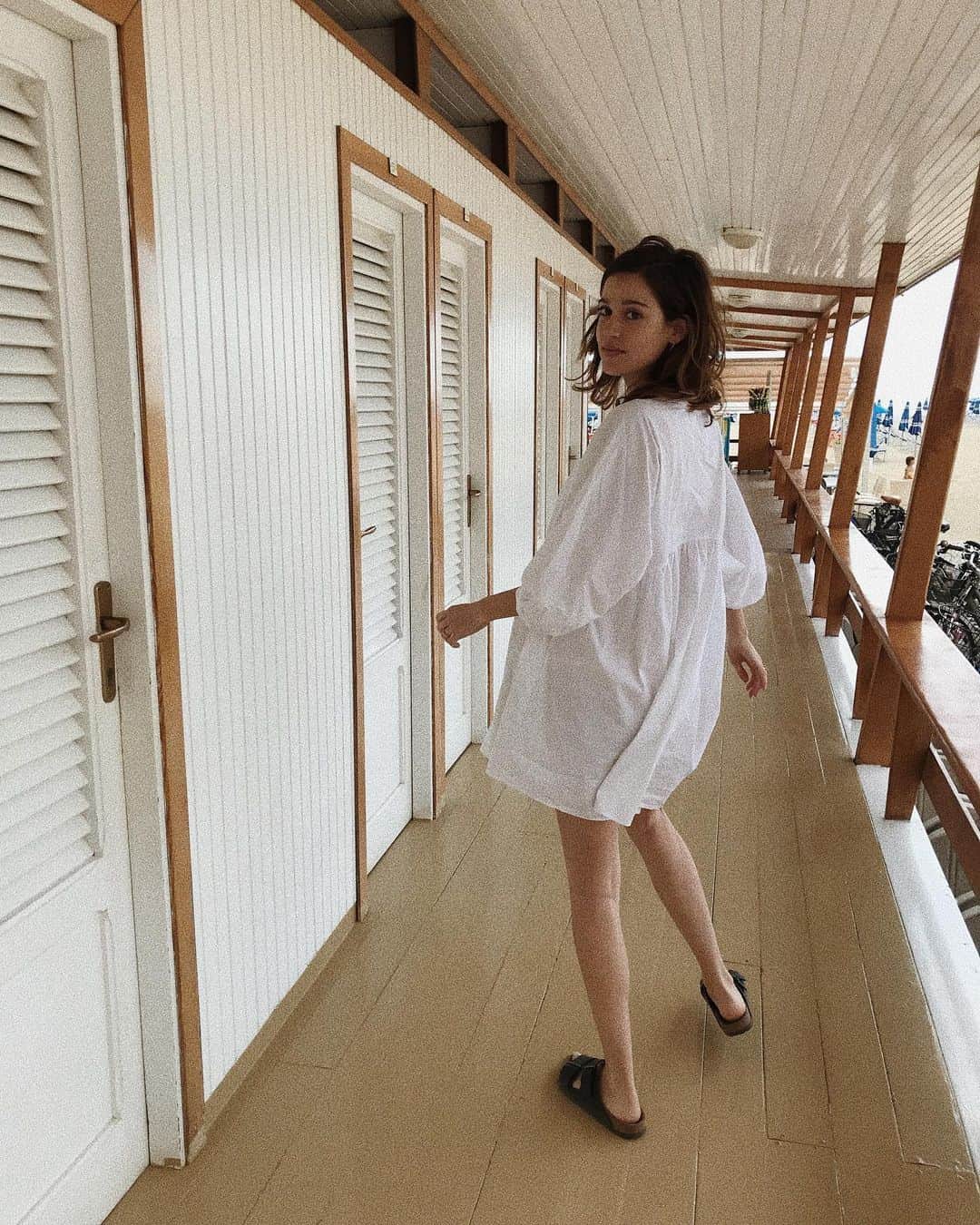マチルダ・ルッツのインスタグラム：「Io amo l’estate. I capelli chiari, la pelle scura, le bibite fredde, la musica più forte, le giornate si allungano, la vita migliora. Ti penso e non ti capisco, forse quest’anno salterai... mi mancherai. #birkenstockallday #everyday #tb #viareggio」