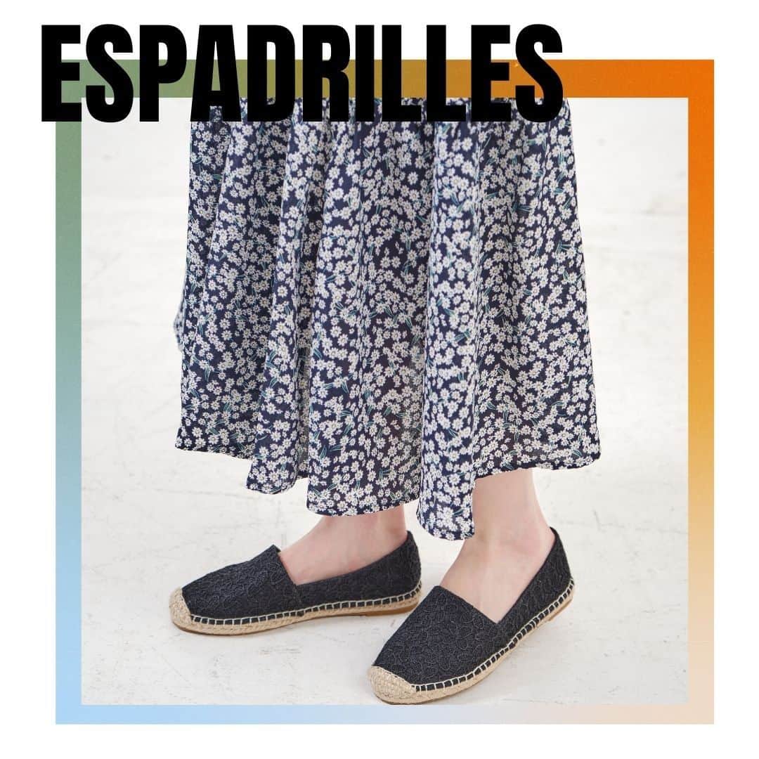 ORiental TRaffic HKさんのインスタグラム写真 - (ORiental TRaffic HKInstagram)「一見到草編平底鞋，就諗起夏天嘅陽光與海灘🏖🍹 採用刺繡面料，帶出濃濃的休閒風 去唔到旅行，唯有著上碎花裙子配呢對草編平底鞋當渡緊假😝  #WAORientalTRaffic #ORientalTRaffic #2020SS  #Espadrille #Summer」5月15日 13時30分 - oriental_traffic