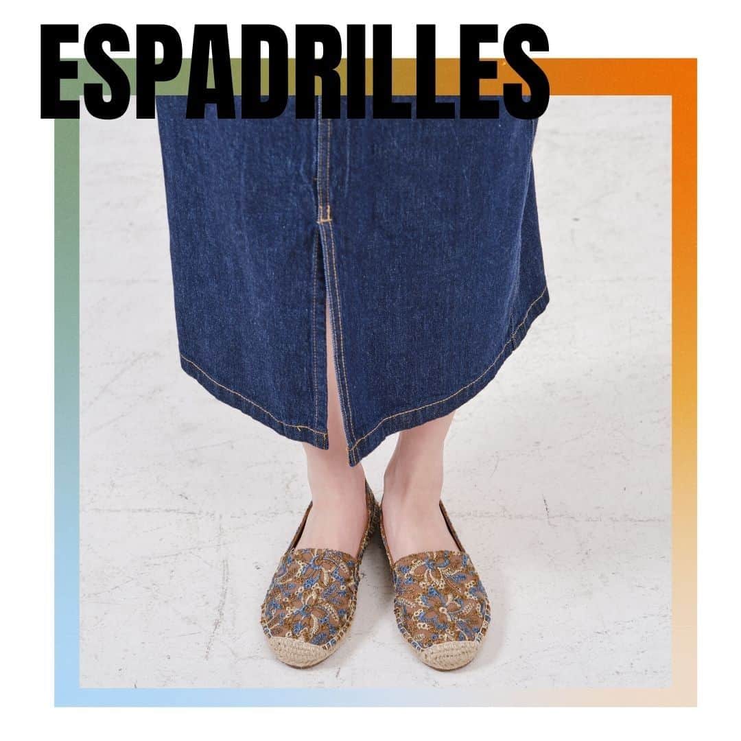 ORiental TRaffic HKさんのインスタグラム写真 - (ORiental TRaffic HKInstagram)「一見到草編平底鞋，就諗起夏天嘅陽光與海灘🏖🍹 採用刺繡面料，帶出濃濃的休閒風 去唔到旅行，唯有著上碎花裙子配呢對草編平底鞋當渡緊假😝  #WAORientalTRaffic #ORientalTRaffic #2020SS  #Espadrille #Summer」5月15日 13時30分 - oriental_traffic