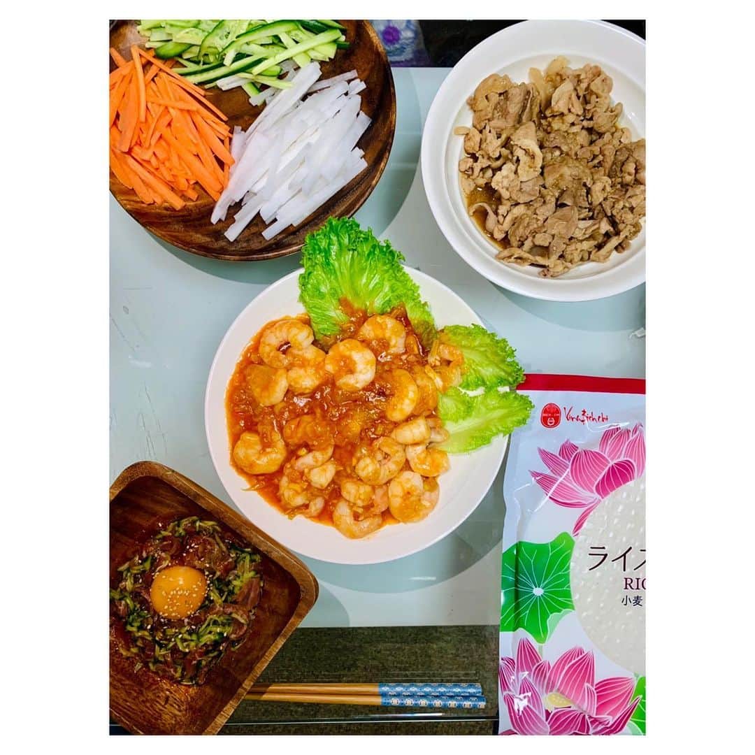 小林由佳のインスタグラム：「▷中華 ▷生春巻き ▷エビチリ ▷生ハムきゅうりのユッケ  #YKitchen」