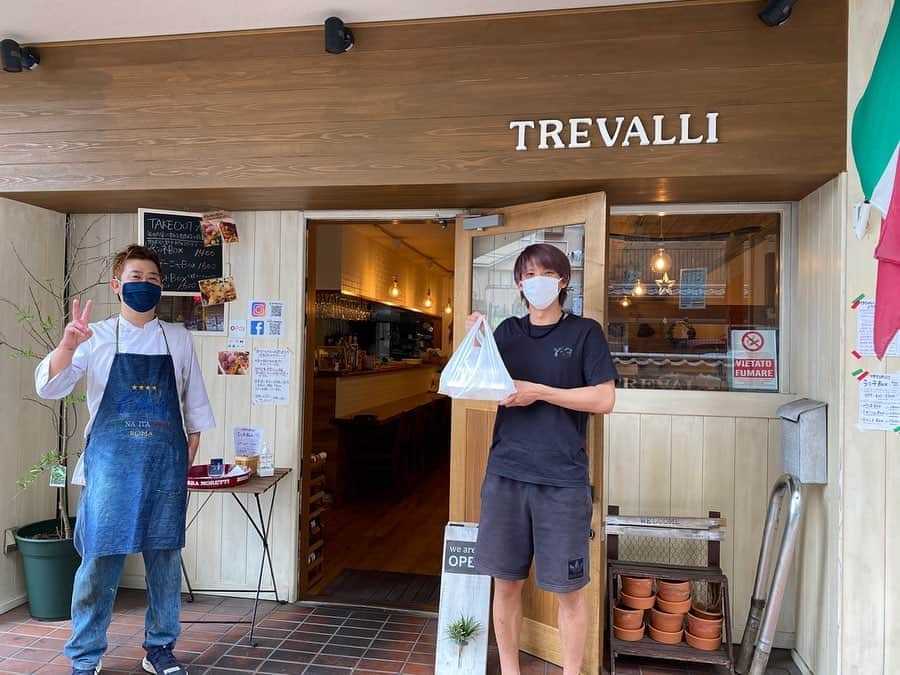 荒木大吾のインスタグラム：「@trattoriatrevalli2018  ここも京都に来てからまだ少ししか経ってませんが、すごくお世話になっているお店です。 食材からとてもこだわっていて、前菜からメインまで全て美味しいです😋 是非テイクアウトしてみてください！ @shupeeeeeeee  店長の奥さん手作りのお洒落なアクセサリーも置いてあるので是非！ @rika.m8910  #トレヴァッリ #イタリアン #京都 #伏見 #テイクアウト #アクセサリー #京都サンガ」
