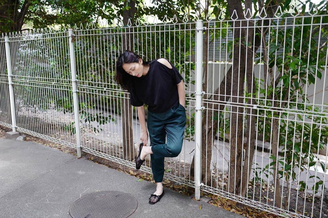 行方 久子 Hisako Namekataさんのインスタグラム写真 - (行方 久子 Hisako NamekataInstagram)「#hisakootd  むやみに欲しがらない大人の服  妙子はん @taekohigashihara がつくった @uncrave_official の日。」5月15日 13時37分 - hisakonamekata