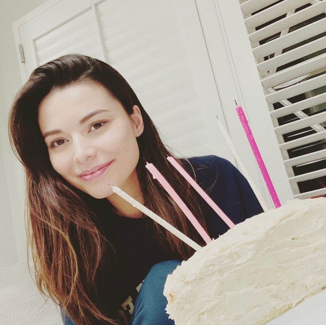 ミランダ・コスグローヴのインスタグラム：「Today was my Birthday. Here’s a picture of me with my half-cake that my Mom made from scratch that was supposed to be a full cake but half got stuck in the pan. I had 5 candles, my mom and dad, and my oldest friend with me. Hope all the other people with quarantine Birthdays have memorable ones too and thanks for all the birthday wishes!」