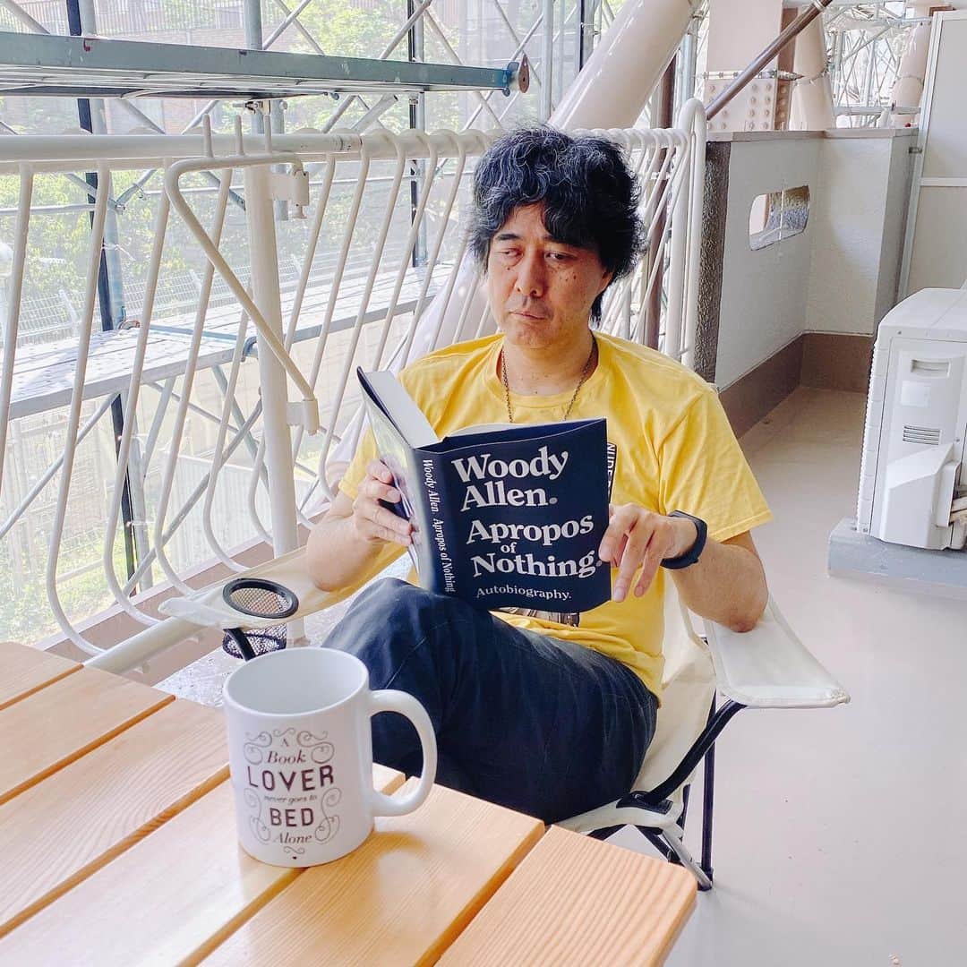 柳下毅一郎のインスタグラム：「#quarantine #reading #woodyallen #aproposofnothing」