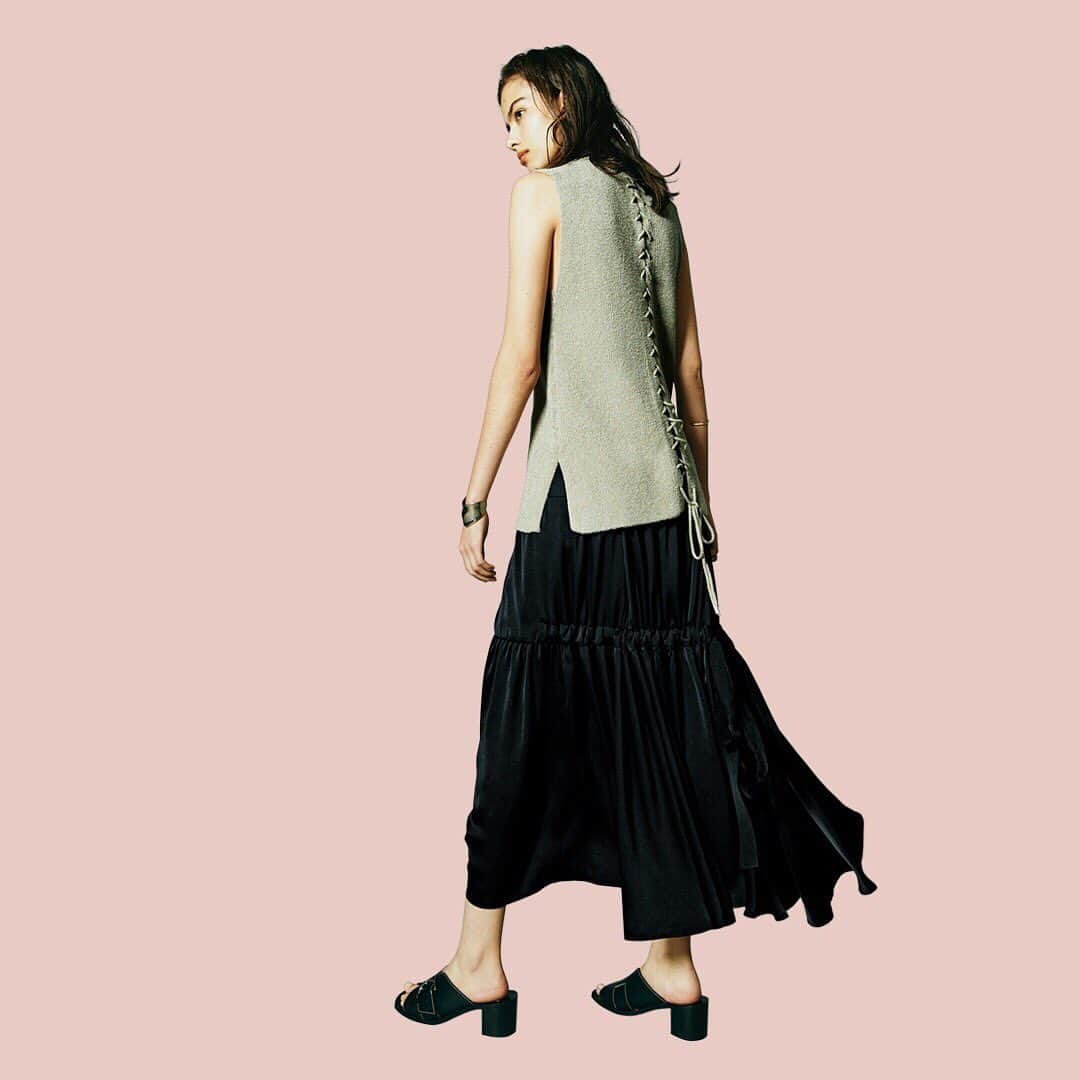 styling/さんのインスタグラム写真 - (styling/Instagram)「ーTops Styling Ideas トップスどう着回す？ー 「涼しげなスラブ素材のリブニットは、後ろがレースアップのデザインに。編上げの長さを調節して内側のインナーを見せたり、レイヤードで遊びを加えるのもおすすめです。スタイルアップを狙って、ボトムはギャザースカートをセット。すらりとしたAラインで体型もさりげなくカバーしましょう」 Lace Up Knit Top ¥17,000  String Dress Skirt ¥31,000 #styling_omotesandohills　 #styling_shinjukulumine　 #styling_shibuyaparco  #styling_grandfrontosaka　 #styling_fukuyaaddict  #styling_ginzasix」5月15日 14時00分 - stylings_official