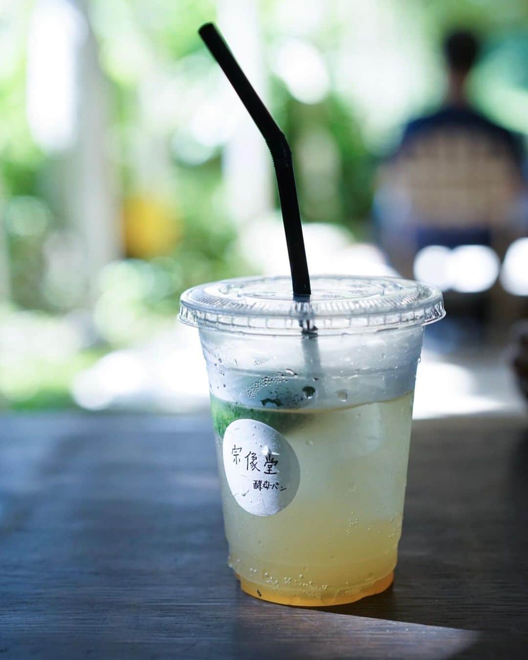つがねゆきこのインスタグラム：「. 今これが飲みたい気分です。 （ジンジャーとミントだったような . . 去年沖縄でどうにか帰る前に寄った #宗像堂　🍞🥖🥯 . 入り口の横というか、裏というかが最高だったなぁ。 （こどもたち大はしゃぎ。わたしも。） . . いつも離島に行ってたから 本島に行ったら絶対行かなきゃーと思っていたお店が何軒かあって… . それでも予約が取れなかったお店もあり。いつか必ずや。。 . でも、最近はいつかの楽しみをもって 毎日をありがたく過ごす幸せさもひしひしと感じるのです。 . きっと、今の毎日も有限なこと。 . .」
