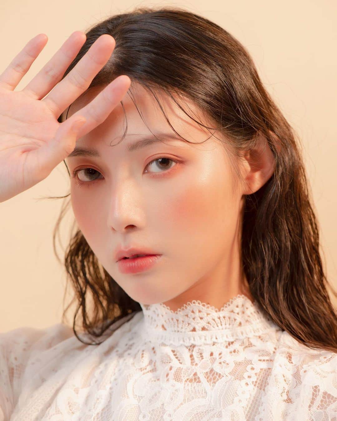 張香香のインスタグラム：「很久沒給子敬拍了餒～ 想到小時候不是自己化妝就很沒安全感 現在可能長大了 反而很喜歡嘗試不同妝容😳 在妝髮到尾聲時 化妝師才開口說：其實我們不是第一次見 上次錄小吳網美甘苦那集我也在場 我馬上跟她說：我今天沒帶寶貝外套好想她 也不管人家覺不覺得黑人問號👨🏿❓ 🤣🤣🤣 📷/ @gimmyfoto 💄/ @ginger_nov」