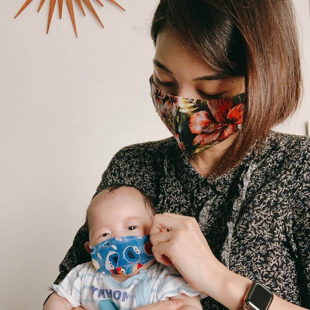 簑島宏美さんのインスタグラム写真 - (簑島宏美Instagram)「* * Handmade masks made by my mom❤️ * @norikominoshima  母から届いた布マスク。 まだ小さい息子の分も☺️💓 いつでもお洒落心を忘れぬ母は、私のマスクにも丁寧にラインストーンを縫い付けておりました✨ このマスクで、おしゃれも楽しみながら十分に気をつけてお出掛けしようと思います☺️💓」5月15日 13時57分 - hiromiminoshima