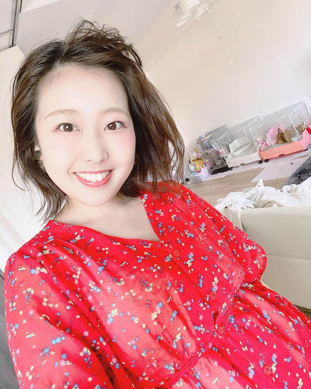 夏目亜季のインスタグラム：「気持ちだけでも夏先取り。 自粛生活でメイクすることないけど 夜はオンラインミーティングやし 今から病院で薬取りにいかんなんし。 今日は朝からiPadで荒川区の 独自施策まとめてました。 久々に化粧して、髪も全上げや。 家にいると気持ちもこもるけど 爽やかにいこう〜🍉やっほう☀️ こないだ、なかなか会えない 舞鶴の友達と、オンライン帰省として 皆でテレビ電話。 ええ時代やな〜📞 地元のお友達におめでたい話もあったし お祝いに家で遊べるプールプレゼントした。 昨日とどいたって。嬉しい、この夏は 遊びに行けないかもだからたくさん 遊んでね🥰🍉」