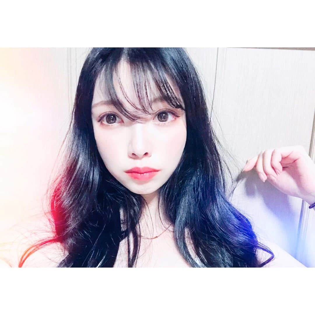 野崎夏帆のインスタグラム：「こんな雰囲気もできるようになった。﻿ ﻿ #2wayバング﻿ #やっぱり邪魔くさい﻿ #これ以上は切れないなぁ﻿ #風に当たらりまくってもう崩れてる﻿ #やっぱりセット難しい﻿ #今週末のオンラインイベントも楽しもうね﻿ #酔っ払いセットもあるよ」