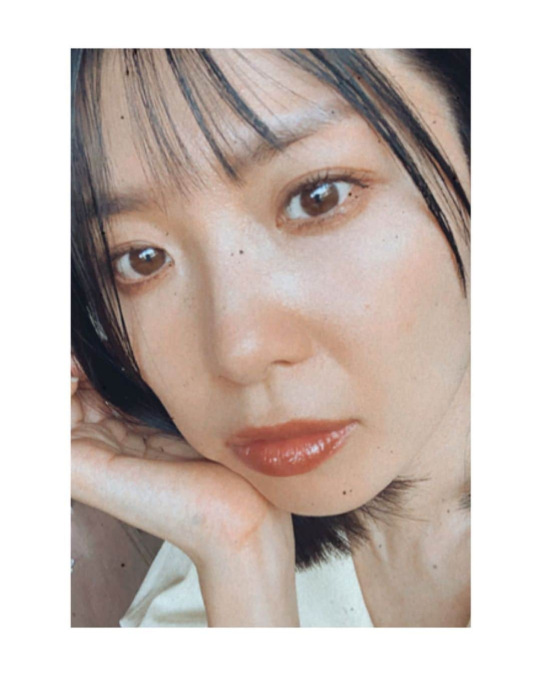 川村亜紀さんのインスタグラム写真 - (川村亜紀Instagram)「眉毛が濃いめのメイクをしたくなり、自分で前髪を少し短くしてみたのですが。 思っていたより、眉毛の主張が無いことに気づきました。 もう少しメイクを研究しなくては。 次はオンザ眉毛かしら？笑 こういう時期だからこそ、ヘアメイクも色々チャレンジして楽しみたいですね。 自分のご機嫌は自分でとってあげないとね。  #shortfringe #gotmyhaircut #likeamatilda #cani #shoudi  #オン眉 #オン眉ボブ #似合うかしら  #チャレンジしようかな  #オン眉赤リップ が #魅力的に見える  #薄顔問題  #自分のご機嫌は自分でとる #このフィルター可愛い」5月15日 14時05分 - _aki1015_