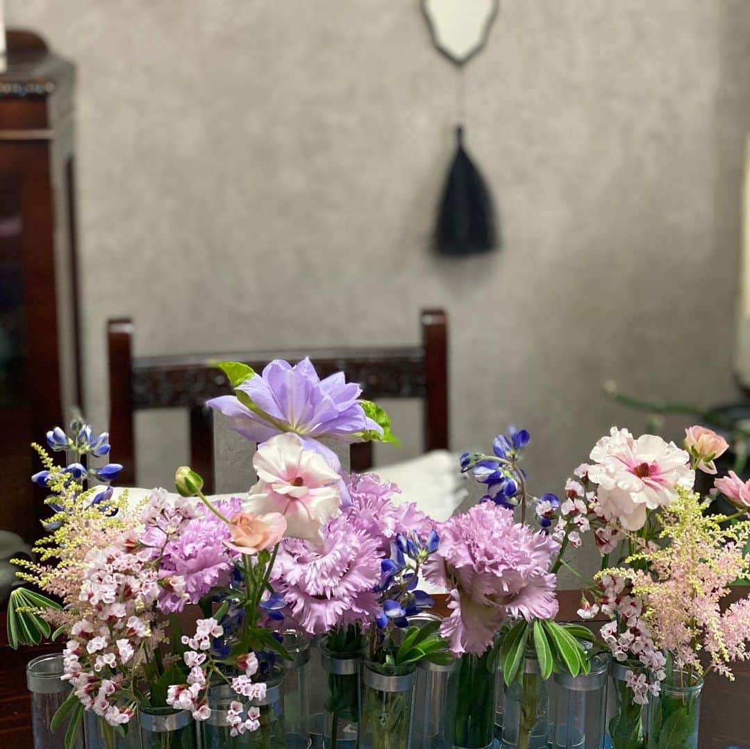 羽田沙織さんのインスタグラム写真 - (羽田沙織Instagram)「ステイホームの過ごし方。 季節の花を自宅で愛でる。 ・ #ステイホーム　#ステイホームの過ごし方　#花　#花のある暮らし　#flowers #art #artlover  #アートのある暮らし　#アート　#アート好きな人と繋がりたい」5月15日 14時05分 - saorihada