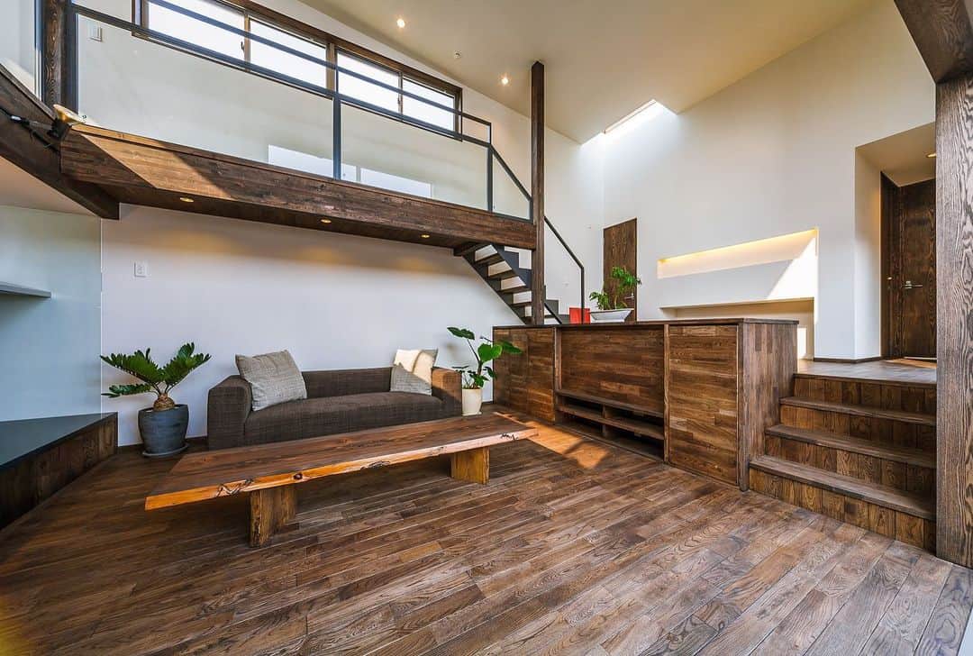 のインスタグラム：「リビングと中庭デッキまわり♪ : ■haus-sato■ 兵庫県高砂市 #haussato : #建築 #住宅 #一戸建て #新築 #リビング #デザイン #設計 #設計事務所 #家具 #建築家と建てる家 #建築家 #建築デザイン #インテリア #建築家デザイン #吹抜け #階段 #神戸 #中庭のある家 #中庭住宅 #外観 #ウッドデッキ #中庭 #architect #architecture #livingroom #interior #instahome #courthouse #一級建築士事務所haus」