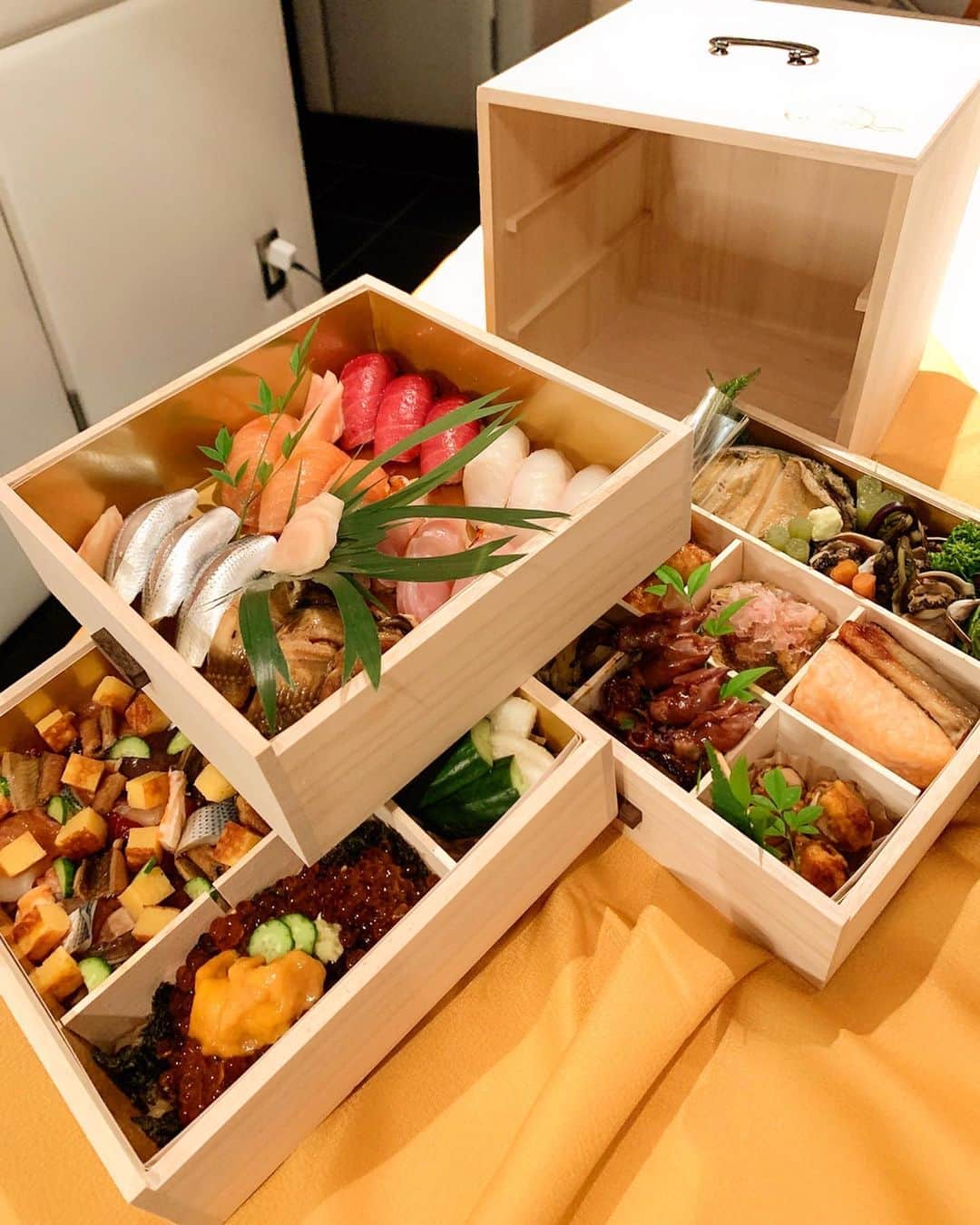 濱野りれさんのインスタグラム写真 - (濱野りれInstagram)「Sushi @ginzabeni takeaway ☻︎♥︎ Limited to 10 meals a day 『Three-Layer Lacquered Boxes』-33,000JPY There is also『Two-Layer Lacqered Boxes』 for 5 meals only. -15,000JPY . For 3~4 people, the content was luxurious with plenty of Sea Urchin, Salmon Roe, and Abalone. Also, the takeaway with 'Nigiri' is unusual, so I could enjoy with it♥︎ You can make a reservation from IG. If you live in Tokyo, stay home with @ginzabeni 💕 . . Ginza Beniの1日10食限定 『特製三段重』💎💫 お持ち帰りに握りが入ってるの珍しい😋 バラシ寿司のみの二段重もあるみたい！ ３〜４人前はあるボリュームに 鮑、イクラ、雲丹がふんだんに使われてて 贅沢を詰め合わせた三段重✨ 私が一番好きだったのは握りの段😋 お持ち帰りで握りがはいってるの珍しくて☺️💕 . 普段は電話番号非公開のお店だけど 今はDMで予約取れるみたいです🙏✨ 10食限定 三段重　33,000円 5食限定 二段重　15,000円 @ginzabeni 🌹 Stay home, Be happy❤️ . . #rirelog#deliveryservice#deliveryfood #stayhome#enjoyhome#takeawayfood#japanesecuisine#sushi#barachirashi#ginzabeni #銀座グルメ#お持ち帰りグルメ#テイクアウトグルメ#お取り寄せグルメ#お持ち帰り弁当#お取り寄せ#おうちグルメ」5月15日 14時08分 - riregram