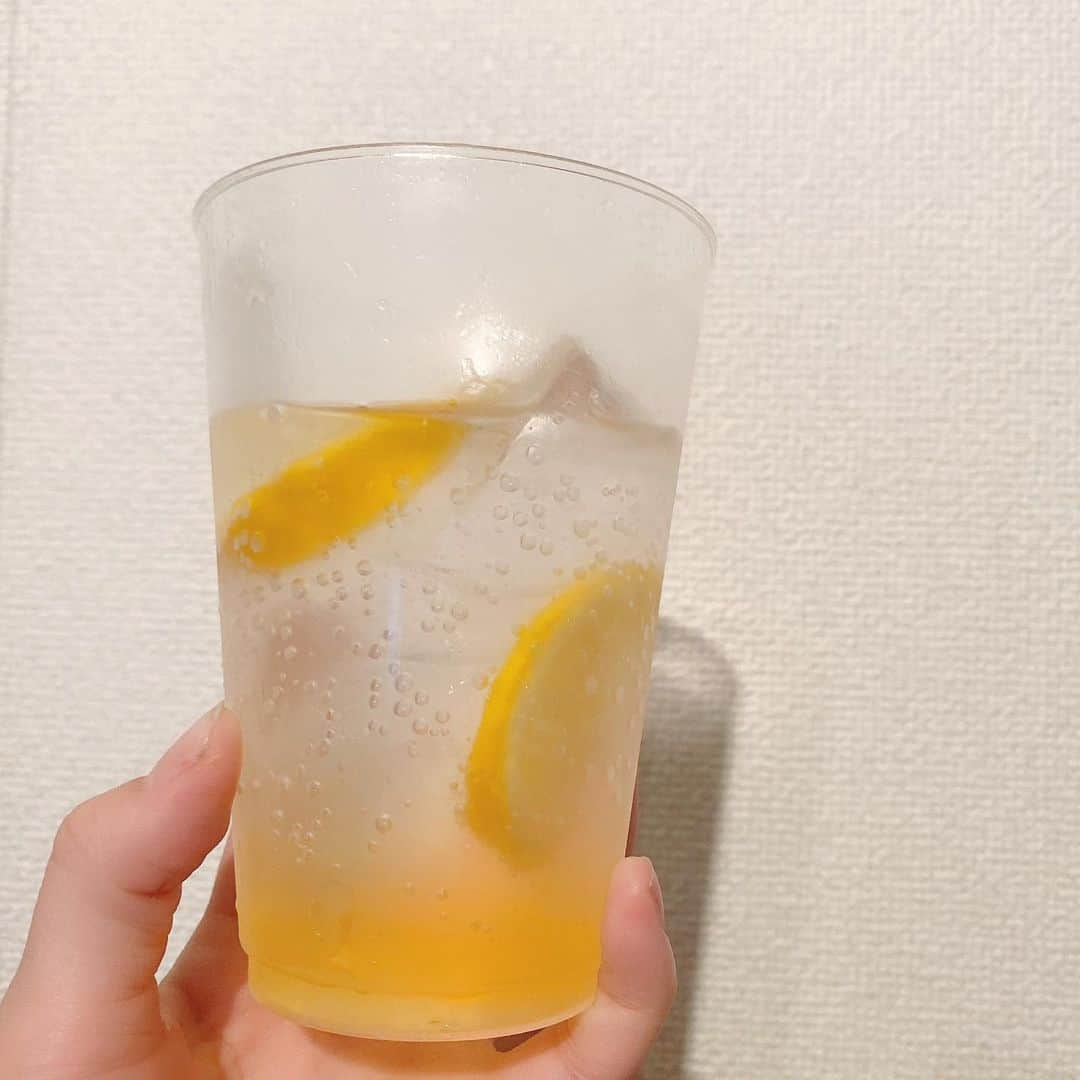 藤江れいなさんのインスタグラム写真 - (藤江れいなInstagram)「昨日おうちで作った はちみつレモンサワー🍋🍯☺️ レモン、はちみつ漬けにしておいて大正解だったな💮 #はちみつレモンサワー　#お酒」5月15日 14時12分 - 01nyan0201