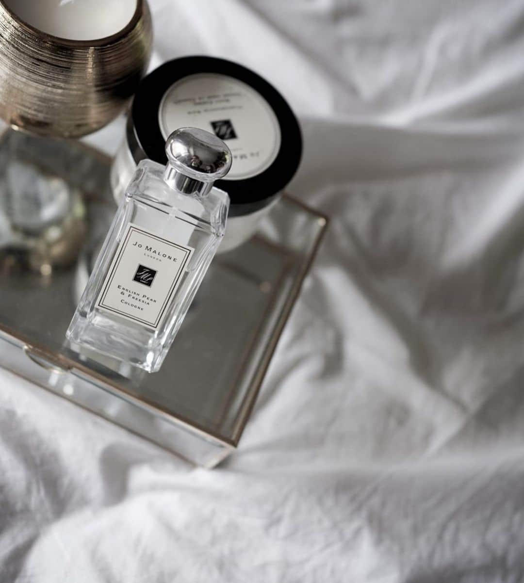 紺谷みえこのインスタグラム：「結局あなたの虜ってこと @jomalonelondon  の イングリッシュペアアンドフリージア  官能的なみずみずしさ、フリージア、アンバー、パチョリ、ウッドの豊潤な香り たぶん3本目 たまらないんだもの◟̽◞̽ .∗̥✩⁺˚♡ ・  #再投稿　#ジョーマローン　 #おうち時間　#イングリッシュペアーアンドフリージア  #リラックス　　#香水　#ナチュラル　#コスメ #ボディクリーム　#美容オタク　#コスメオタク　 #stayhome #aroma  #relax #natural #jomalone #beauty  #fragrance #bodycream  #likes #stayhome  #cleanhands」