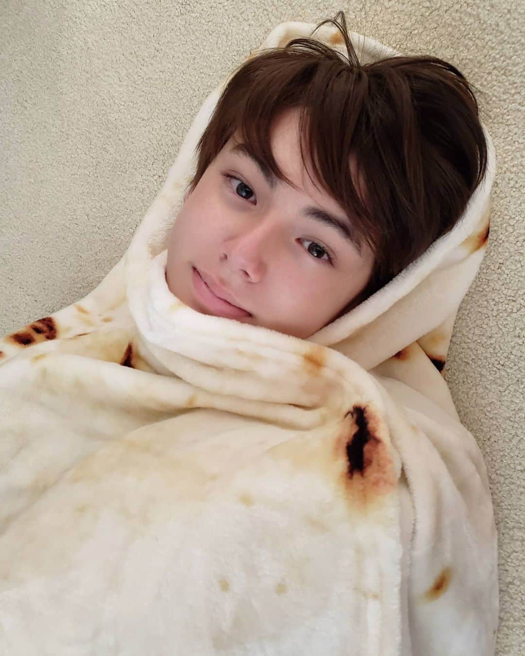 翔さんのインスタグラム写真 - (翔Instagram)「My new blanket🌯 誕生日に貰ったブリトー毛布。 ふわふわで気に入ってる。」5月15日 14時16分 - sho0509official