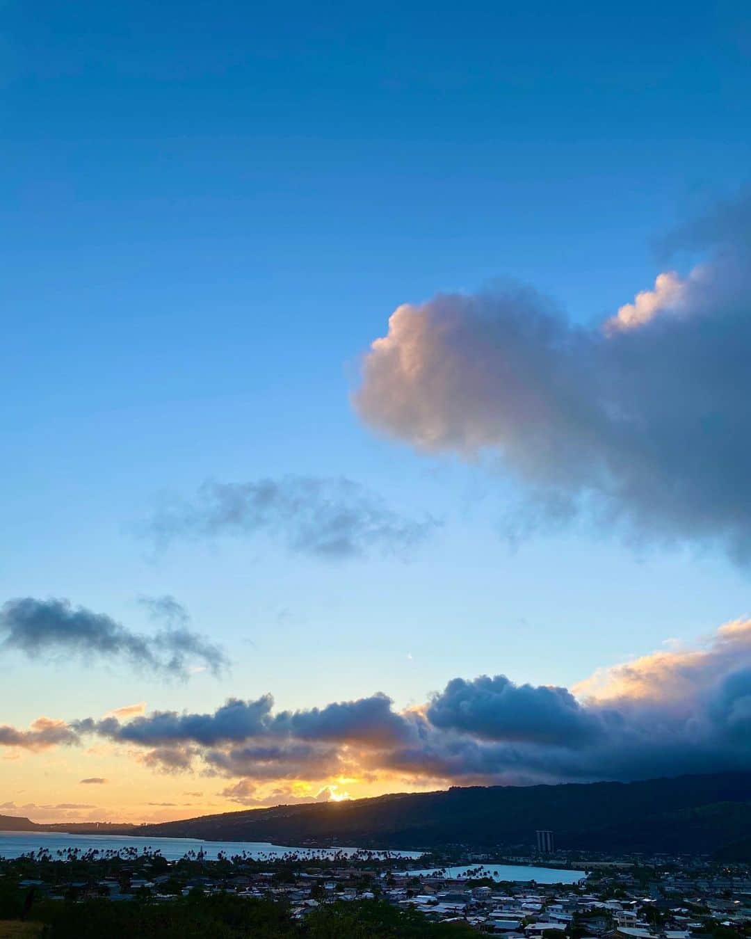 ワイキキ横丁さんのインスタグラム写真 - (ワイキキ横丁Instagram)「ハワイは今日も見事なサンセット✨どんどん夏に向けて日中の日差しが強くなっているので、負けないように張り切って過ごしましょう☀️アロハ！ #ハワイ #ハワイ生活 #ハワイ情報」5月15日 14時27分 - waikikiyokochojp