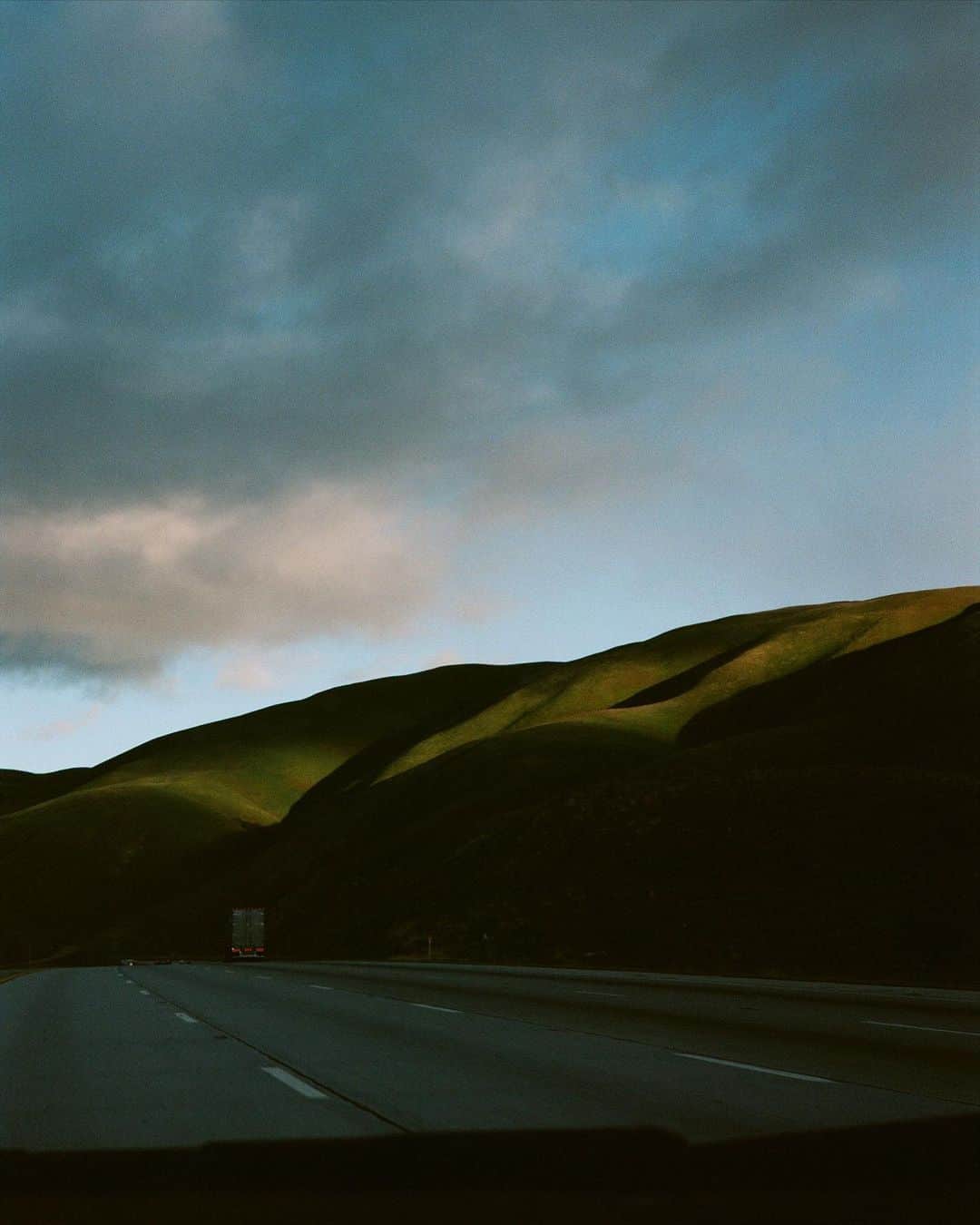 松島エミのインスタグラム：「Finally developed my films from my first 2 months in LA❤️ Gonna post them slowly on my photo account @eyesonemi !! This is one of my favorites from when @laylawitmer and took a day trip to mountains just before the lockdown started. LAに引っ越してからの2ヶ月の間に撮ったフィルム写真やっと現像できた！ 写真の方のアカウント @eyesonemi に少しずつ載っけていくから是非みてねん🙏🏻😘 #フィルム写真　#filmphotography #shotonfilm」