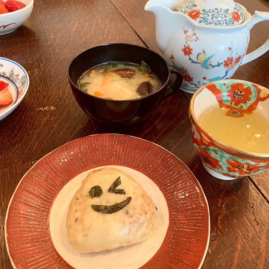 渡香奈さんのインスタグラム写真 - (渡香奈Instagram)「🍙おむすびバトン😋🍙 @megumi_mikimoto よりしかと受取りました👍🏻ありがとうございます❤️ 私のおにぎりはこれ以上ない手抜きですが…w 子供達が間違いなく好きなチーズ焼きおにぎり‼︎ これに具沢山お味噌汁が我が家の定番です✨ うちの子は白いご飯をあまり食べてくれないので、お味噌汁に小さく切ったお餅を忍ばせるとお餅もどのお野菜も残さずお代わりまでしてくれます💪🏻 お次は、ユウちゃん　@takahashiyu.official 、クマコ @kumazawa_eriko 、うたぴ　@uuutttkkk0121 にバトンを渡します🏃‍♂️よろしくお願いします🤲✨ #祈るおむすび #祈るおむすびバトン #omusubi #omusubibatonforprayer #おむすび #おにぎり#和食器 #赤絵」5月15日 14時29分 - kanarina1261