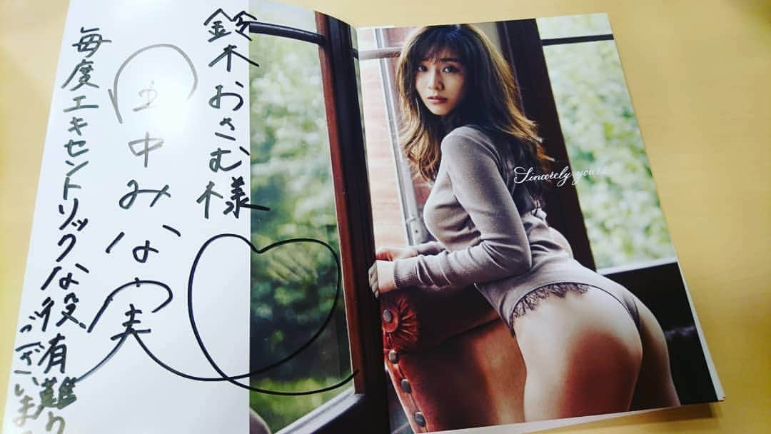 鈴木おさむさんのインスタグラム写真 - (鈴木おさむInstagram)「田中みな実さんの写真集いただきました！メッセージも着いてます！お会いしたことはありますが、ちゃんとお話したことなかったなと。「M」、そして「奪い愛、夏」と、エキセントリックな役が多いですが！ この写真集、おさむ図書館にいれます！」5月15日 14時45分 - osamuchan_suzuki