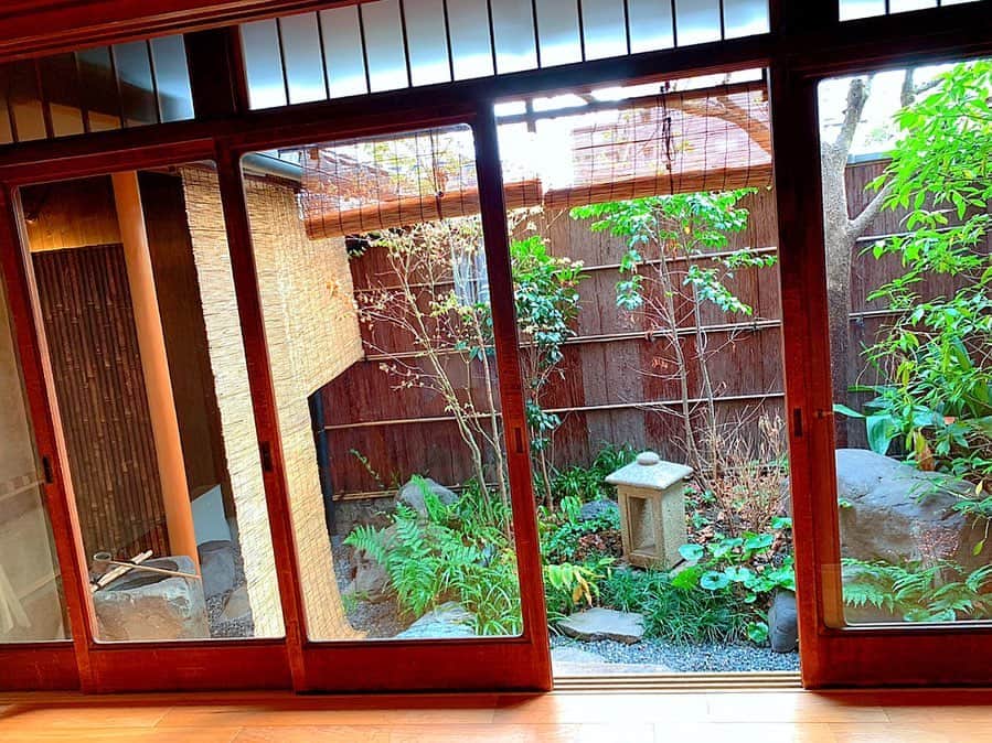 百合華さんのインスタグラム写真 - (百合華Instagram)「京都駅近くにある京町屋をフルリノベーションした一棟貸しのお宿『Tsukihi House Kyoto つきひの家』でまったりタイム🎶﻿ ﻿ １階にはお庭を眺められる露天風呂付きのリビング、２階にはベッドルームや黒い和室の瞑想室があり落ち着いたお洒落な空間に癒されます✨✨✨ ﻿ ﻿ 防空壕跡もちゃんと残されていて京都の歴史を感じながら暮らすように宿泊できるとっても素敵なお宿で御座いました🥰﻿ ﻿ こういうお家に住みたいなww❤️ ﻿ ﻿ #japan﻿ #日本﻿ #kyoto ﻿ #京都﻿ #京町家﻿ #町屋﻿ #一棟貸し ﻿ #一棟貸し宿 ﻿ #お宿﻿ #宿﻿ #庭﻿ #露天風呂﻿ #リビング﻿ #ベッドルーム﻿ #瞑想室﻿ #瞑想﻿ #和室﻿ #防空壕﻿ #お洒落﻿ #空間﻿ #癒される﻿ #暮らす﻿ #宿泊﻿」5月15日 14時37分 - yurika.lovelily