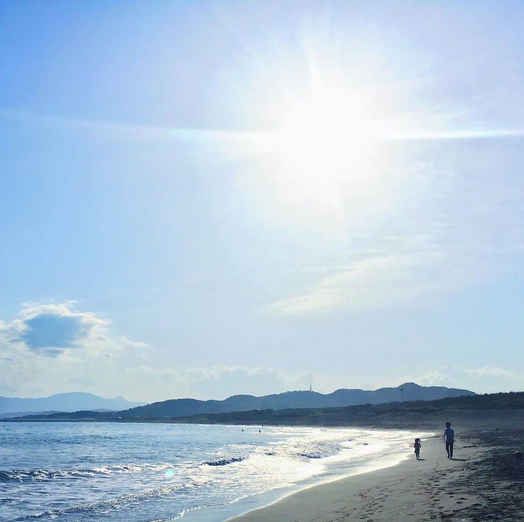 平塚市さんのインスタグラム写真 - (平塚市Instagram)「* 【おうちで#hiratsukagood】 本日の撮りため写真は まさにこの時期の平塚海岸。 もうしばらくのあいだは海岸に行くのは我慢。 せめて写真で海に行った気分を。  ㅤㅤㅤㅤㅤ お出かけできないおうち時間を 少しでも楽しんでもらうため、 撮りためた平塚の写真を投稿する #_h_i_r_a_t_s_u_k_a_g_o_o_d を提案中。  ㅤㅤㅤㅤㅤ #ソーシャルディスタンシング にちなみ、 ハッシュタグにも２ｍ距離を置いてもらいました。  ㅤㅤㅤㅤㅤ あなたが撮影した平塚のお気に入り写真を このハッシュタグで紹介してね。 (#hiratsukagood もお忘れなく！) *** #手をつなぎたくなる街 #hiratsukagood #hiratsuka#平塚 #kanagawaphotoclub #_h_i_r_a_t_s_u_k_a_g_o_o_d #アンダーバー1つにつき2メートル #ソーシャルディスタンシング #socialdistance #socialdistancing #写真好きな人と繋がりたい #写真撮ってる人と繋がりたい #写真整理#過去pic #海 #波打ち際」5月15日 14時43分 - hiratsukagood