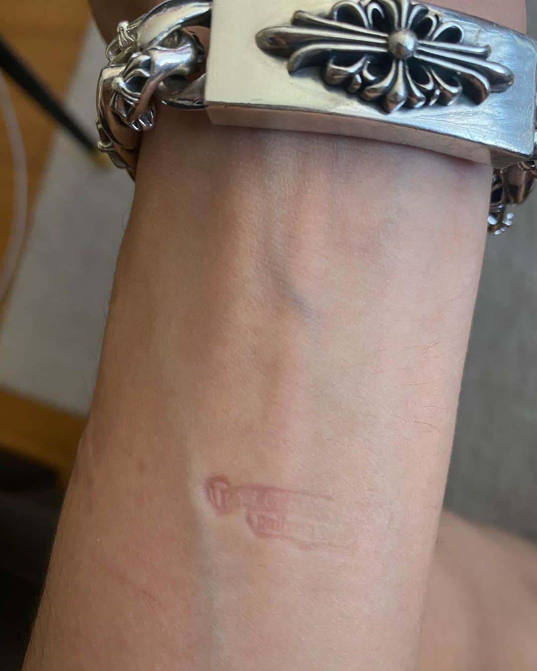 サムエルのインスタグラム：「Chromehearts stamp on my wrist」