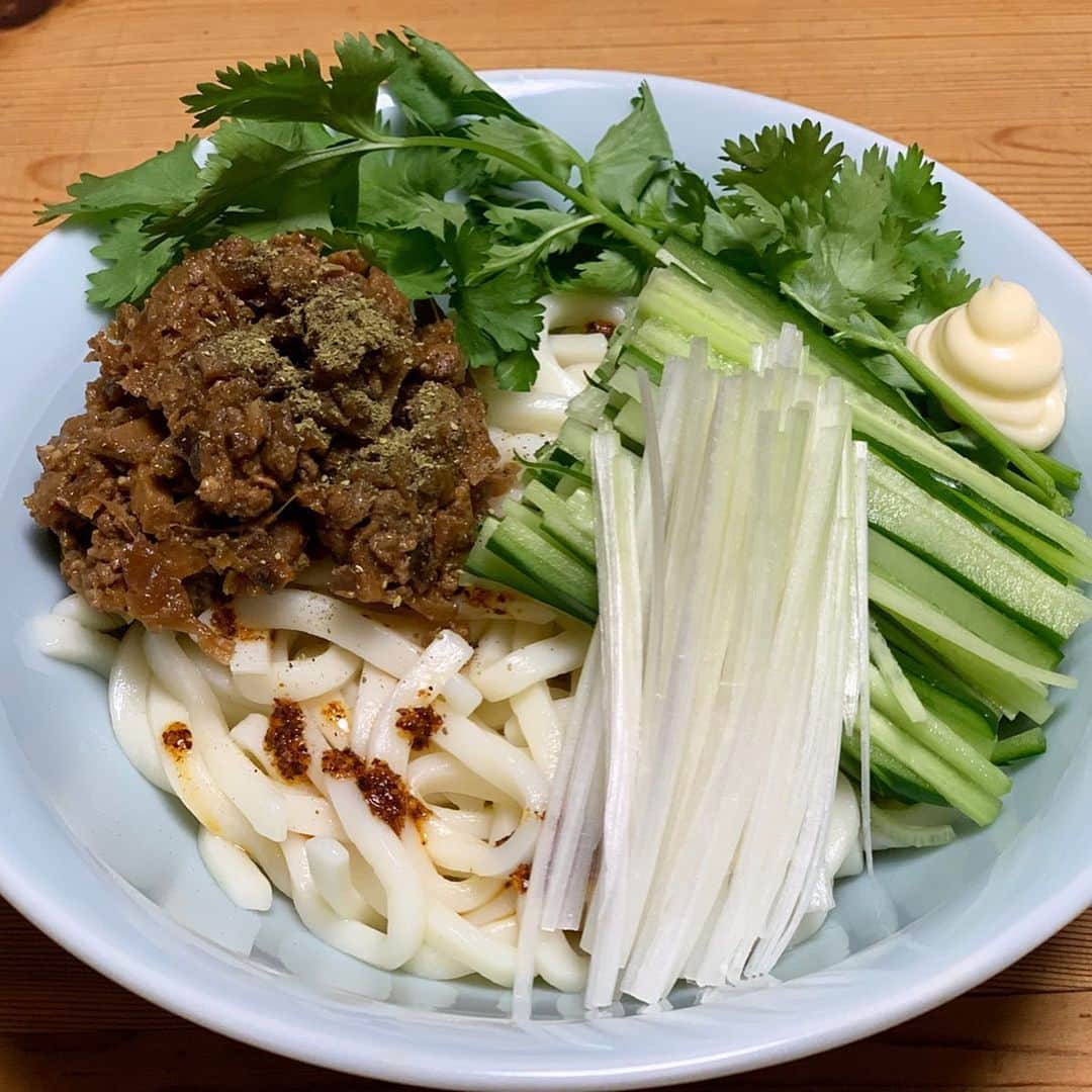 のインスタグラム：「【#飯テロ御免ください】  昼飯、優勝！ジャージャーうどん🏆  豚肉・干し椎茸・たけのこ・ザーサイ シャキシャキ自家製肉味噌と自家製辣油 きゅうりとおねぎとパクチーを乗せて せっかく綺麗にならべたトッピングを ぐっちゃぐちゃに混ぜ混ぜして喰らう♡  お酢マヨキムチで味変してよねん♪  #麺類  #麺料理 #飯テロ #うどん#udon #ジャージャー麺 #じゃじゃ麺 #混ぜ麺 #まぜ麺 #肉味噌 #肉味噌うどん #坦々麺  #ピリ辛 #パクチー #麺 #delicious #cooking #recipe #レシピ #グルメ #野菜ソムリエ  #アスリートフードマイスター #フードコーディネーター #食育インストラクター #料理好きな人と繋がりたい #料理研究家 #料理芸人 #料理男子 #クック井上。」