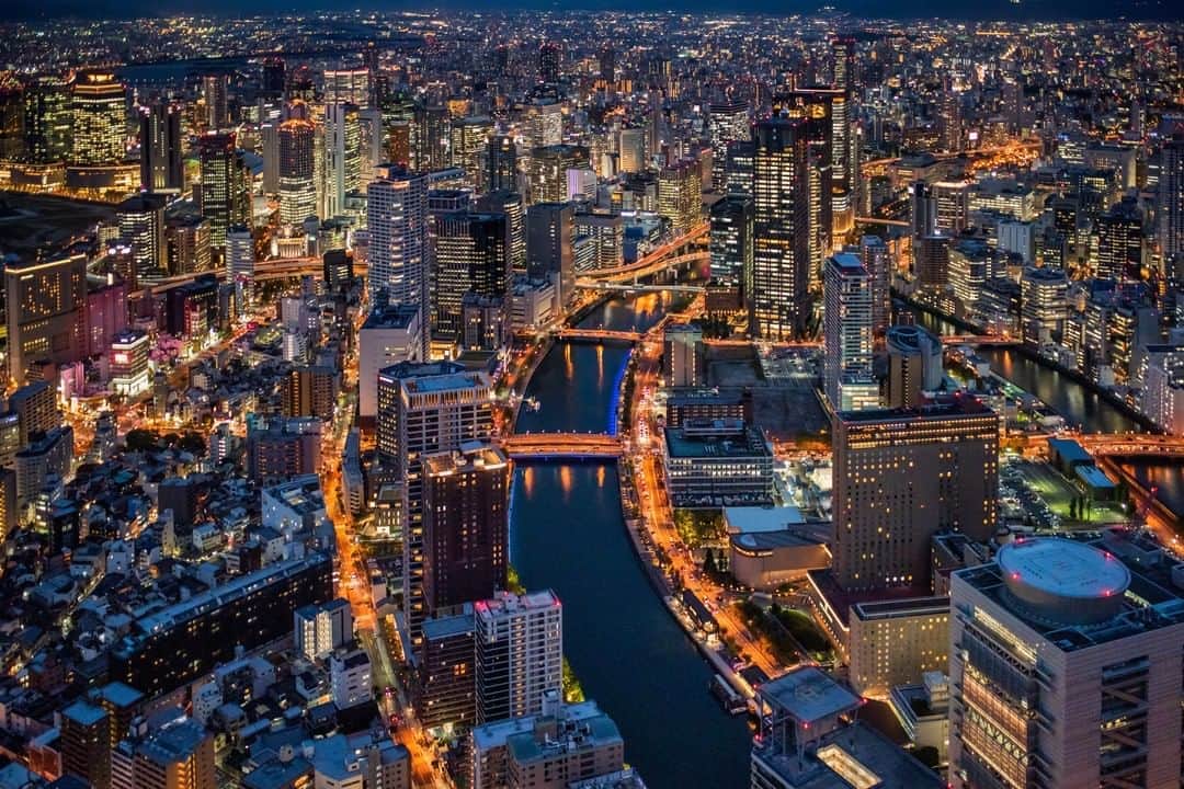 関西電力株式会社さんのインスタグラム写真 - (関西電力株式会社Instagram)「. ＼大阪・中之島の夜景🌃／ 今回ご紹介するのは、大阪市北区・中之島エリアの夜景💁♀✨ たくさんの灯に包まれた中之島の都市夜景を、ダイナミックな空からのアングルでお楽しみください💝 . ※写真は過去に撮影したものです --------------- 《投稿をご覧の皆さまへ》 関西電力Instagramでは、関西地方の灯、あたたかみのある風景のお届けを通して、皆さまの心に灯りがともるような癒しをお届けしてまいります。 外出が難しい状況ですが、1日も早い収束を目指して、引き続き感染予防の徹底を心がけましょう。 --------------- . #おうち時間 #おうちじかん #うちで過ごそう #ステイホーム #家で写真を楽しもう  #夜景 #夜景ら部  #japan_night_view #ライトアップ #夜景が綺麗 #夜景倶楽部 #都市夜景 #高層ビル #空撮 #夜景写真 #大阪 #osaka #中之島 #堂島川 #土佐堀川 #loves_united_japan #ダレカニミセタイケシキ #bestphoto_japan #灯  #貴重な体験 #景色最高 #tripgramjp #best_expression_night #お写んぽ　#インスタスポット」5月15日 15時00分 - kanden.jp