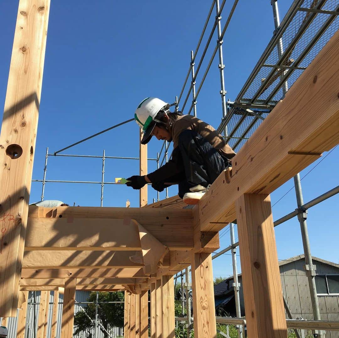 日大建築のインスタグラム：「昨日棟上げしました👷‍♂️ ガレージハウスです☝️ #日大建築#カリフォルニアスタイル #サーファーズハウス新築#注文住宅#宮崎市#モダン#オシャレ#ビーチ#海#surf #ハワイ#アメリカン#大工#建築#設計#ウッドスタイル#中古住宅#リフォーム#リノベーション#カバードポーチ#ウッドデッキ#ヘリンボーン#マイホーム」