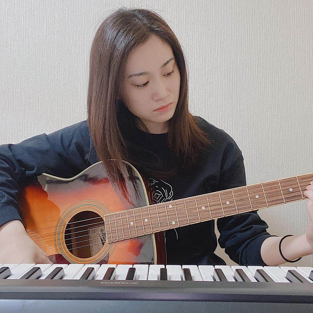 鈴木芳奈のインスタグラム：「きっと欲張りなのです。  #キーボードにギターって。  #ギター初心者 #ギターへの憧れ  #1日10分まずは触れてみる  #何事も取得するには時間と根気が必要  #できるかどうかわからないけどやってみることに意味あり  #手が小さくてとどきません  #手が大きくなりますように  #music #guitar #actress #stayhome  #おうちじかん #おうちでできること探し」