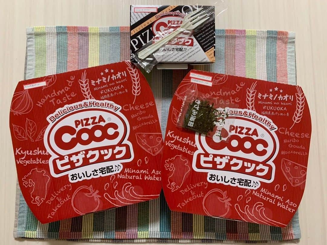 堤俊輔のインスタグラム：「﻿ @pizzacooc_jp  デリバリー😝✨﻿ ﻿ ﻿ 美味っ❗️ 美味すぎるーーー🤩﻿ ﻿ ﻿ 色々な味があって選ぶの悩んだよね〜笑﻿ ﻿ ﻿ どれも美味しいからみんな食べてみてね🤙🏾﻿ ﻿ ﻿ 熱男ーーーーーー💪🏾﻿ ﻿ ﻿ ﻿ #ピザクック﻿ #テイクアウト﻿ #デリバリー﻿ #おうち時間﻿ #ランチ﻿ #九州黒のスターフォー﻿ #ツツスタグルメ﻿ #ツツスタグラム﻿ #堤俊輔﻿ #熱男」