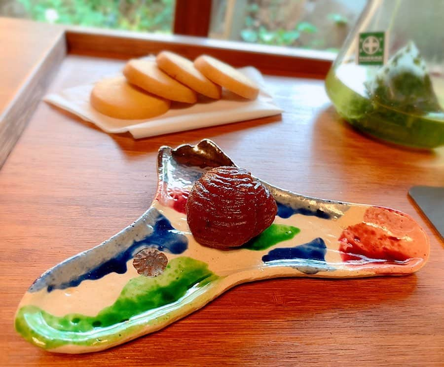 百合華さんのインスタグラム写真 - (百合華Instagram)「Blissful tea time while looking at the garden 🍵💕 ﻿ ﻿ #japan﻿ #日本﻿ #kyoto ﻿ #京都﻿ #町屋﻿ #京町家﻿ #bliss ﻿ #blissful ﻿ #至福﻿ #teatime ﻿ #お茶﻿ #中村藤吉﻿ #玉露﻿ #frankmuller ﻿ #フランクミュラー ﻿ #cookie﻿ #クッキー﻿ #marronsglacés ﻿ #マロングラッセ ﻿ #和栗﻿ #皿﻿ #富士山デザイン﻿ #庭﻿ #坪庭﻿」5月15日 15時17分 - yurika.lovelily