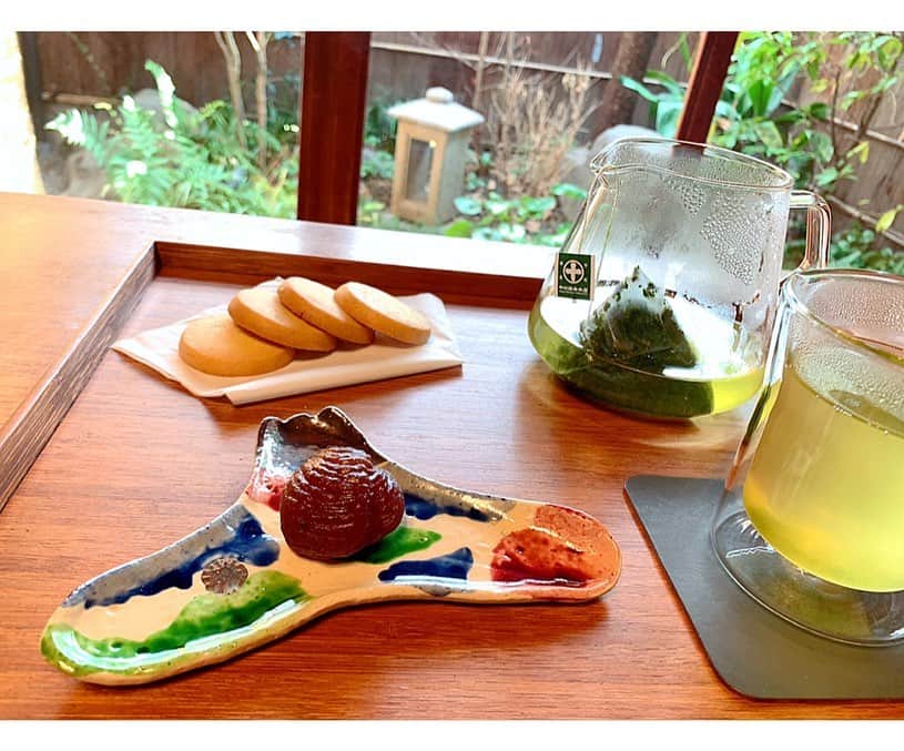 百合華さんのインスタグラム写真 - (百合華Instagram)「Blissful tea time while looking at the garden 🍵💕 ﻿ ﻿ #japan﻿ #日本﻿ #kyoto ﻿ #京都﻿ #町屋﻿ #京町家﻿ #bliss ﻿ #blissful ﻿ #至福﻿ #teatime ﻿ #お茶﻿ #中村藤吉﻿ #玉露﻿ #frankmuller ﻿ #フランクミュラー ﻿ #cookie﻿ #クッキー﻿ #marronsglacés ﻿ #マロングラッセ ﻿ #和栗﻿ #皿﻿ #富士山デザイン﻿ #庭﻿ #坪庭﻿」5月15日 15時17分 - yurika.lovelily
