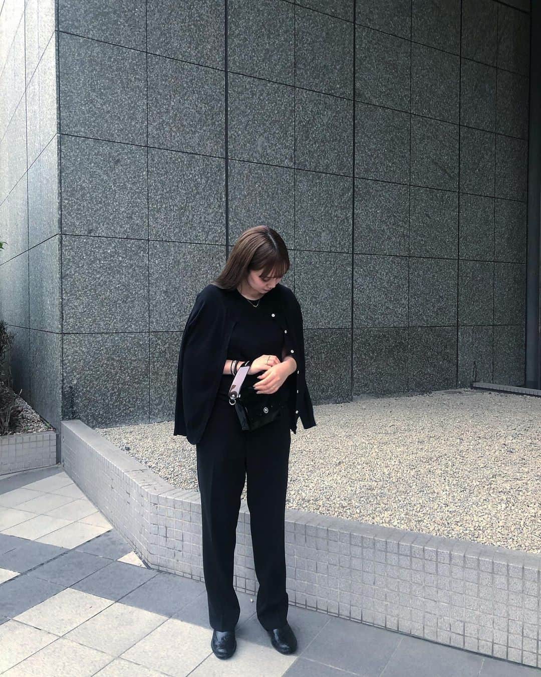 西本早希のインスタグラム：「・ 🖤📞🕶🎮♟」