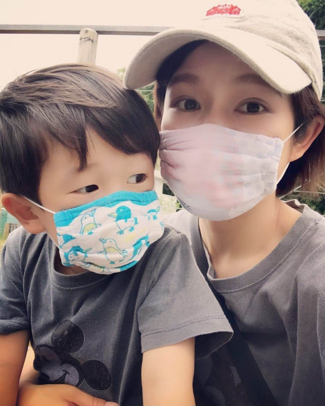 小西ゆりなさんのインスタグラム写真 - (小西ゆりなInstagram)「誰もいない川沿いで、ひたすら魚と蜘蛛の巣の研究🕸 なんだか金曜日って、どっと疲れるのは私だけでしょうか😩 #小西ゆりな #親子ショット #男の子3歳 #虫好き男子 #虫の季節到来 #手作りマスク #親子リンクコーデ #beams #やっと金曜日 #何もやる気が起きない」5月15日 15時22分 - yurina_konishi