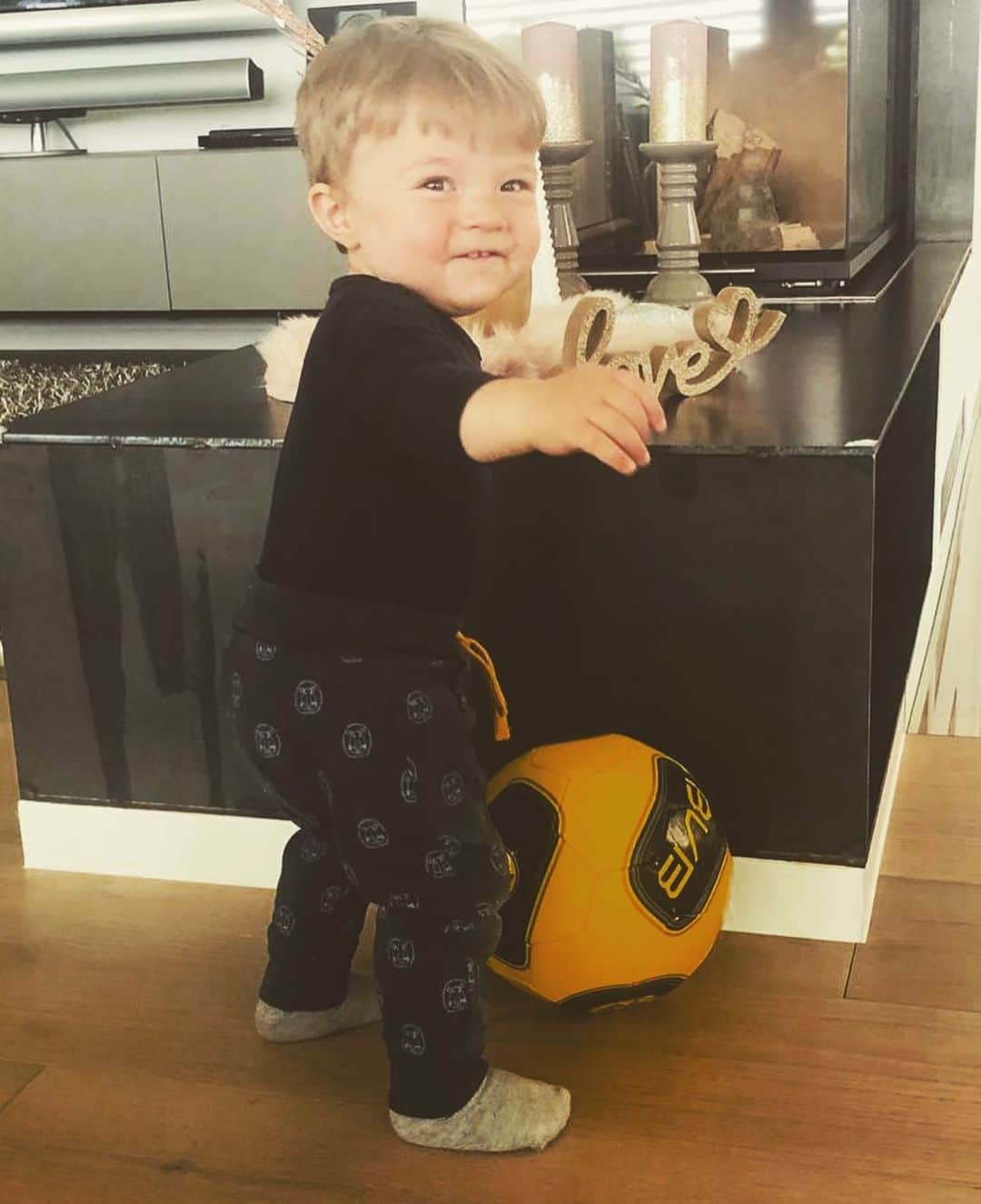 ケヴィン・グロスクロイツのインスタグラム：「Happy Birthday mein Sohn ❤️ #1Jahr  Papa wird immer für dich da sein und ist unheimlich stolz so ein tollen Jungen zu haben 💯🐠 Wir werden noch gemeinsam viel lachen, Spaß haben und mit dem BVB durch die Welt reisen. Vllt wirst du ja auch eines Tages mal im Westfalenstadion auflaufen. Hab dich lieb 😍  Dein stolzer Papa 💯💪🏻🐟 #happybirthday」