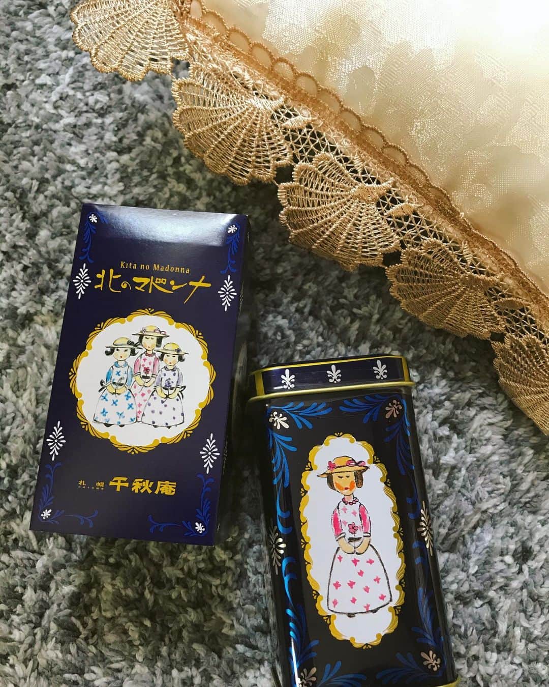 IZUMIさんのインスタグラム写真 - (IZUMIInstagram)「:)🏡 @fujingahoshop で お取り寄せしたものが届きましたー♡ わーい╰(*´︶`*)╯♡ 北海道札幌生まれの銘菓、 北のマドンナです。🍪♡ なんとも癒し系の女性たち。 お菓子が食べてみたかったのはもちろん、 缶に一目惚れしたので、 お部屋のインテリアにも使いたくてね😜💭♡ はぁ、しあわせ♡ . #お取り寄せお菓子」5月15日 15時26分 - izuuumixxx
