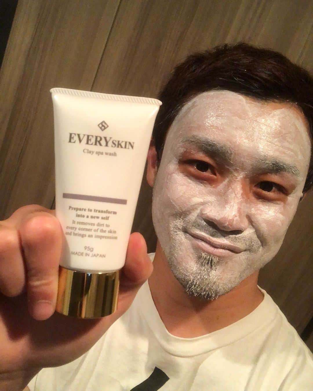 大和哲也さんのインスタグラム写真 - (大和哲也Instagram)「EVERY SKINのクレイスパウォッシュをやってみました‼️ 肌の手入れは特別やっていないのでこれで美意識を上げていこうかと思います！笑  スクラブ洗顔パックは楽だし、洗い終わったあとのさっぱり感がめちゃくちゃ良い❗️ 洗った後もカサつかないし、触り心地が良い感じ👌 夫婦で使うのにも良さそうなので今度嫁さんにもやらせてあげよう🤲  こちらサロン専売品ですが期間限定で @everyskin_official  の【プロフィール】のところにショップ情報がありまして、 【大和からのおすすめで買います】 で、美白シートプレゼント🎁してもらえるそうです❗️ 洗顔とパックがいっぺんに出来るなんて本当に便利だし、 使い勝手も良く使用感も最高です👍 これで男子力女子力向上させましょうー👱🏼‍♂️👩🏼‍🦰 #顔パック　#洗顔パック　#男子力」5月15日 15時39分 - ymt1210