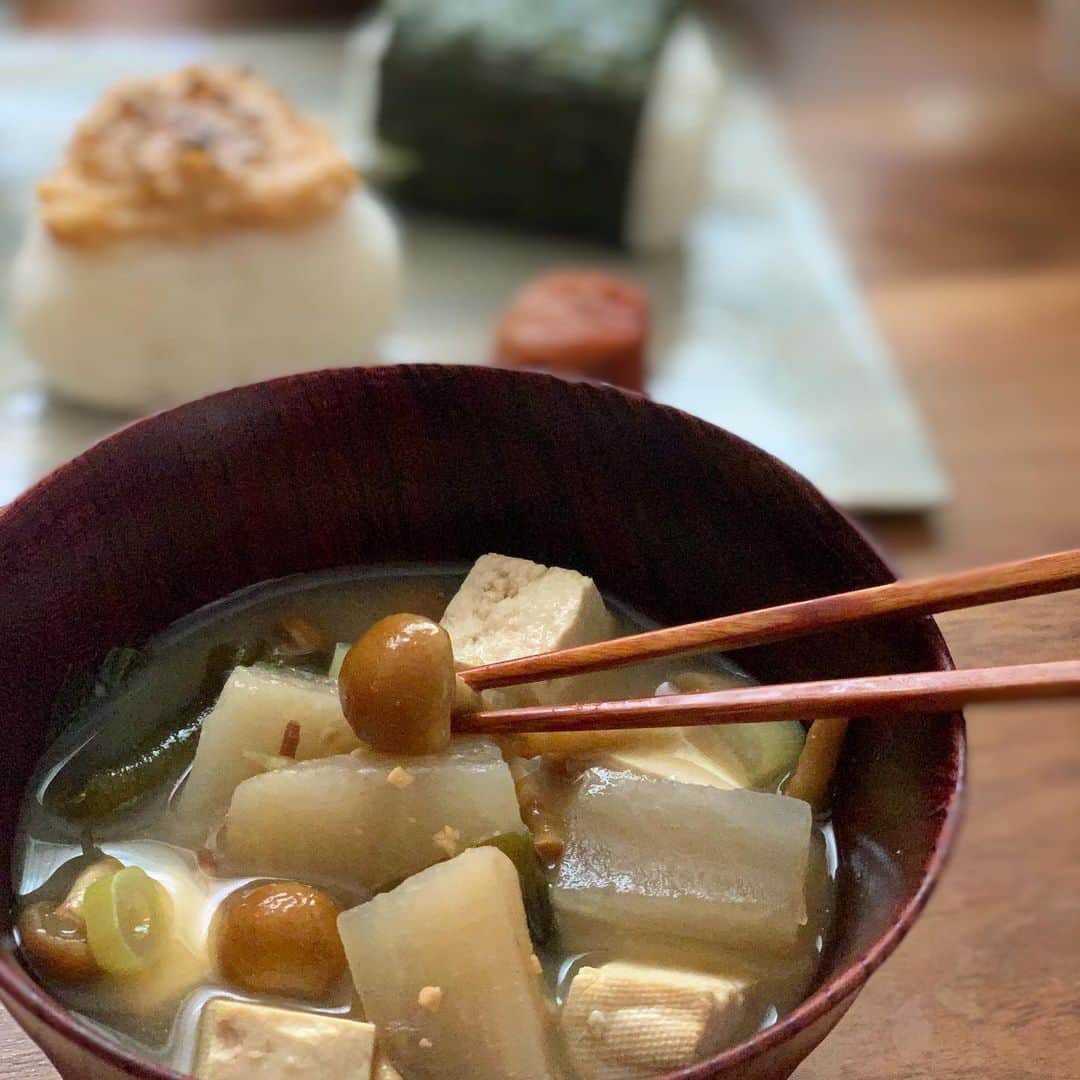 松井絵里奈さんのインスタグラム写真 - (松井絵里奈Instagram)「今日は味噌おむすびが食べたくなって、味噌おむすびに。 奈良県十津川村のなめこのお味噌汁♪ お皿いっぱいのサラダに ラディッシュ。 食べながら、うさぎさんかな？って思ってきました🐰笑 スナップえんどうに、平飼い卵。 味付けは塩胡椒だけ。 素材がいいと、シンプルでいい。 最後にお味噌汁に納豆を入れて食べるのが最近のマイブーム♪ @erinagohan1987  #美味しい食材 #おむすび #えりなごはん #おうちごはん #作り置きがたくさん #奈良県十津川村 #十津川村なめこ #オーガニック野菜 #自然栽培米」5月15日 15時46分 - erina74xx
