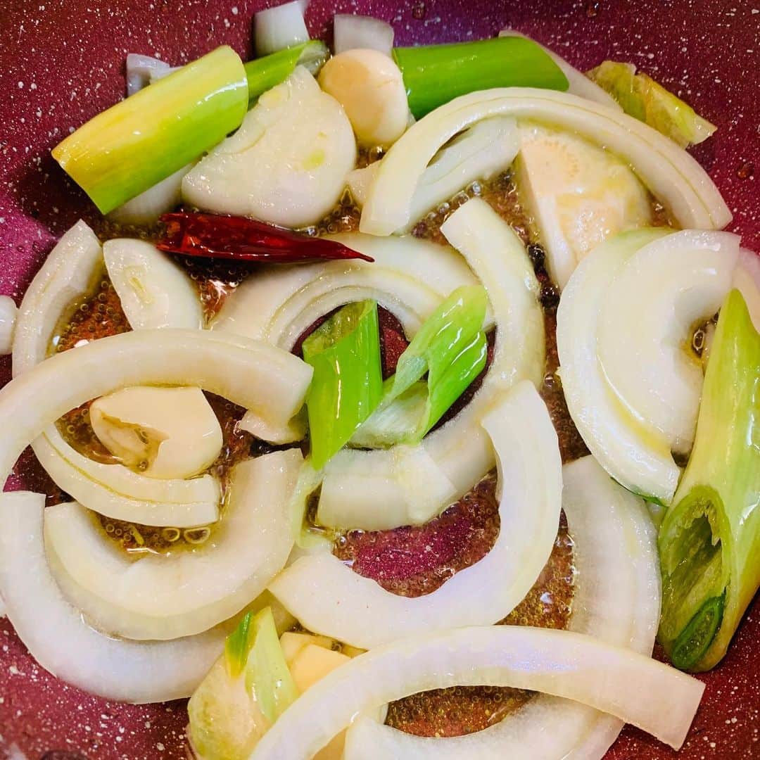 一条もんこさんのインスタグラム写真 - (一条もんこInstagram)「くろ鯛のスパイスフルコース。  つぎは、 スープ・ド・ポワソン。  くろ鯛のあらを香味野菜と焼き付けてから黒胡椒、唐辛子、コリアンダーと共に煮込み、濃厚なスープを抽出。 具なしですが震える程美味しいです。ちょっと辛いのがいい。 #くろ鯛劇場#スパイス#スパイス料理#フランス料理#創作フレンチ#フルコース#スープ#スープドポワソン#魚#魚料理#黒胡椒#唐辛子#コリアンダー#フュメドポワソン#残り野菜使用#アラ使用#中腰で飲む#一条もんこ」5月15日 15時51分 - monko1215