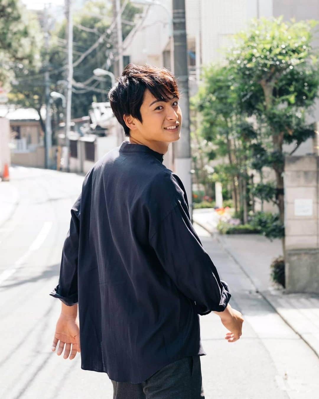 山下航平さんのインスタグラム写真 - (山下航平Instagram)「どうも、山下航平です。  最近、窓辺から溢れる太陽の光を浴びるのが好きです。その行為を、光合成って呼んでます。部屋の中に自然光を入れるだけでも、スッキリしますよね〜🌞 #太陽光あびると #骨を丈夫にしてくれる #ビタミンDが作られるらしいです」5月15日 15時52分 - kouhei_yamashita_official
