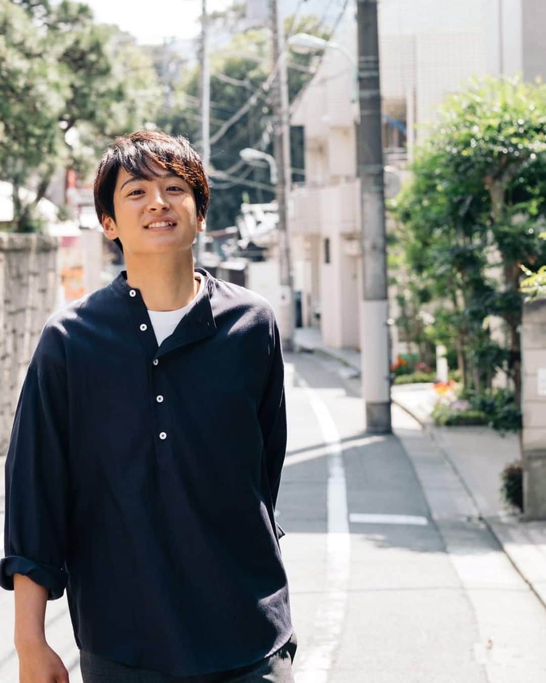 山下航平さんのインスタグラム写真 - (山下航平Instagram)「どうも、山下航平です。  最近、窓辺から溢れる太陽の光を浴びるのが好きです。その行為を、光合成って呼んでます。部屋の中に自然光を入れるだけでも、スッキリしますよね〜🌞 #太陽光あびると #骨を丈夫にしてくれる #ビタミンDが作られるらしいです」5月15日 15時52分 - kouhei_yamashita_official