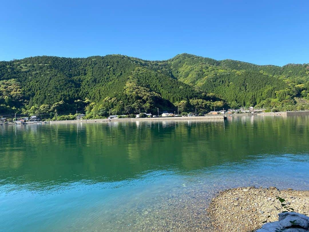 岡村咲さんのインスタグラム写真 - (岡村咲Instagram)「昨日の朝、この時間に初めて海を見れた時の写真📸いつも遊ぶ砂利の島もあった😊最近体調優れなくて、今日は数千年ぶりに昼寝をしたらガッツリ寝過ぎたけど、生き返りました❗️疲れが溜まってたかもね💦さて、遅くなったけど夕飯の支度だー👍明日、明後日は夫婦2人でおうち時間楽しみます🏠トランプしよー🃏」5月15日 16時03分 - sakiokamura_official