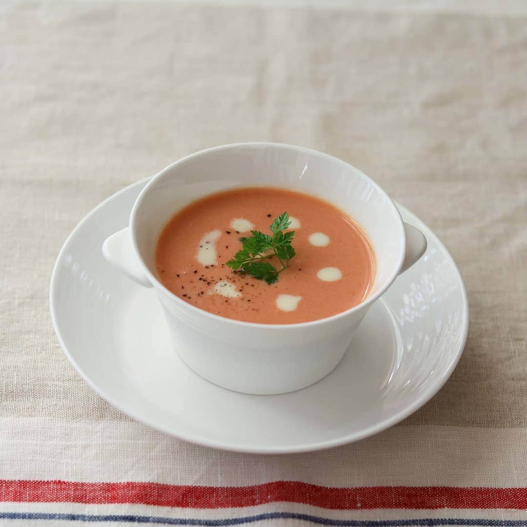 キッコーマン 朝の豆乳習慣キャンペーン公式さんのインスタグラム写真 - (キッコーマン 朝の豆乳習慣キャンペーン公式Instagram)「太陽の眩しい初夏の食卓に、ひんやりおいしいスープはいかが？⁣﻿ 元気な赤色の豆乳トマトスープが混ぜるだけでできちゃいます。⁣﻿ 朝ごはんからお夜食まで、いつでもおいしく召し上がれ。⁣﻿ ⁣﻿ ●混ぜるだけ！豆乳トマトスープ⁣﻿ ﻿⁣﻿ 材料(1人分)﻿﻿﻿﻿﻿⁣﻿ 無調整豆乳……100ml⁣﻿ トマトジュース（無塩）……100ml⁣﻿ 塩……適量⁣﻿ こしょう……適量⁣﻿ オリーブオイル……適宜⁣﻿ イタリアンパセリ……適宜⁣﻿ ⁣﻿ 作り方﻿﻿﻿﻿﻿⁣﻿ ①無調整豆乳とトマトジュースを混ぜ、塩・こしょうで味を調える。⁣﻿ ②お好みでオリーブオイルをたらし、イタリアンパセリをトッピングする。⁣﻿ ※混ぜるだけの簡単レシピ。市販のトマトジュースがまろやかな味わいになります。 ﻿⁣﻿ ⁣﻿ #キッコーマン #キッコーマン豆乳 #豆乳 #soymilk #豆乳lover #豆乳部員 #豆乳男子 #豆乳女子 #豆乳飲む人と繋がりたい #イソフラボン #豆乳レシピ #レシピ #簡単レシピ #豆乳料理 #ヘルシー #ヘルシー料理 #豆乳スープ #トマト #🍅 #トマトスープ #スープレシピ」5月15日 16時00分 - kikkoman_tounyu