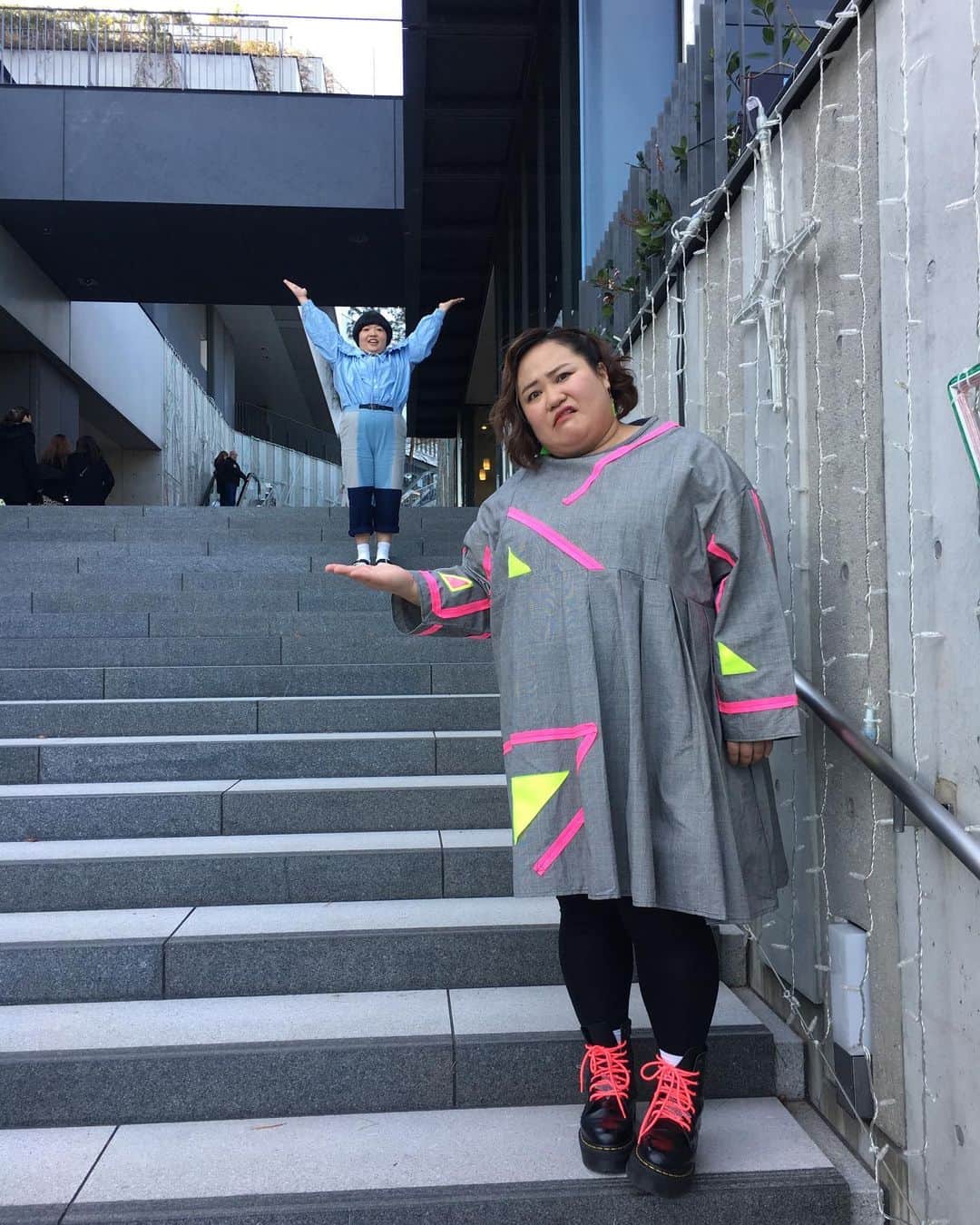 おかずクラブのインスタグラム：「👚👗👠 こんにちは😃 スタイリストのAyumiです！ 今日は今年の3月に発売された、「るるぶ東京」での衣裳ですよ！ 今はね、こんな時期なんで色々出掛けられないけれど、撮影した時は渋谷やスカイツリーや色々行ったな。。。(撮影はだいぶ前)  ゆいP⭕️ ワンピース👉🏻otonatoy  靴👉🏻Dr. Martens @drmartens_japan  オカリナ⭕️ 上下共に👉🏻merlot @merlotcamp  靴👉🏻Snidel @snidel_official  Styled by @ayumiii_2019  #るるぶ #るるぶ東京 #おかずクラブ #okazugram  #手のりオカリナ」